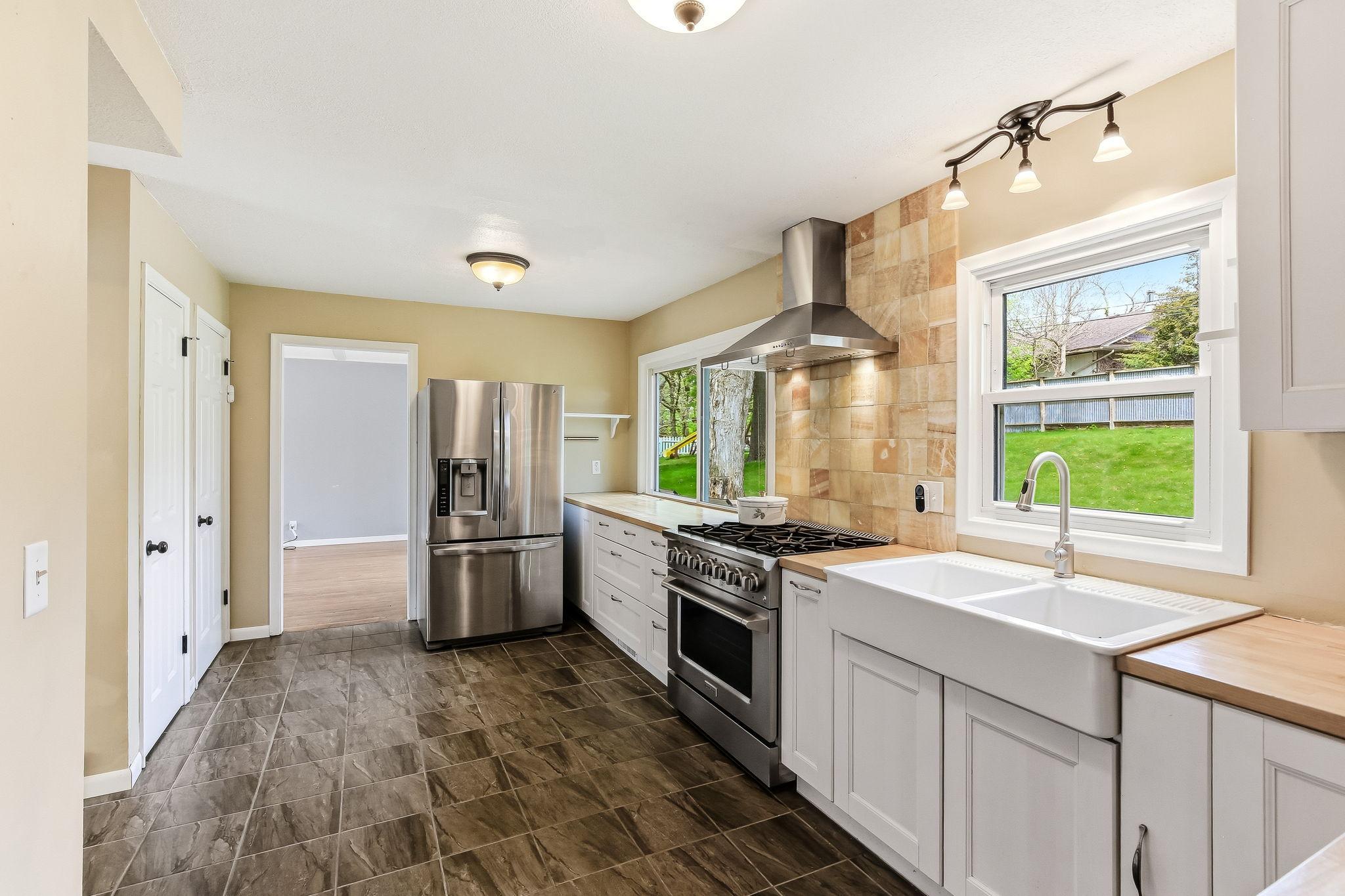 Kitchen to liv room