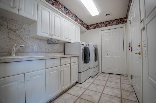 211 Valley View Drive SE, Willmar, MN 56201