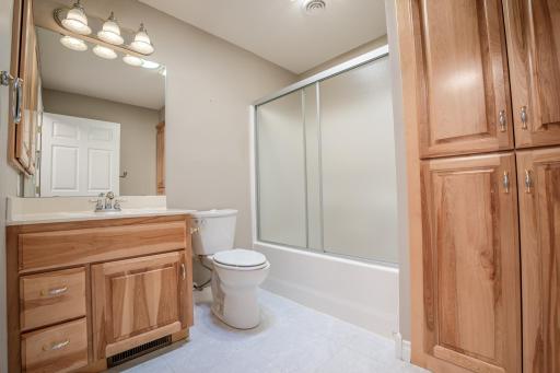 211 Valley View Drive SE, Willmar, MN 56201