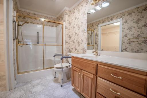 211 Valley View Drive SE, Willmar, MN 56201