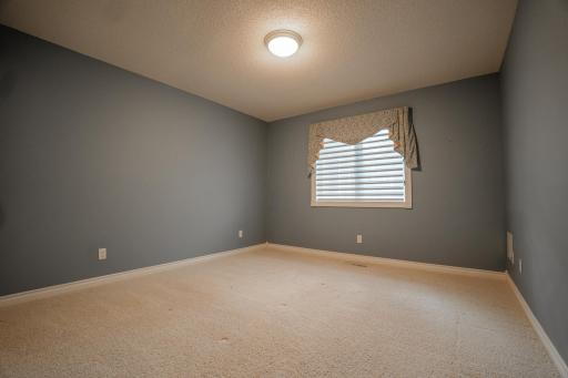 211 Valley View Drive SE, Willmar, MN 56201