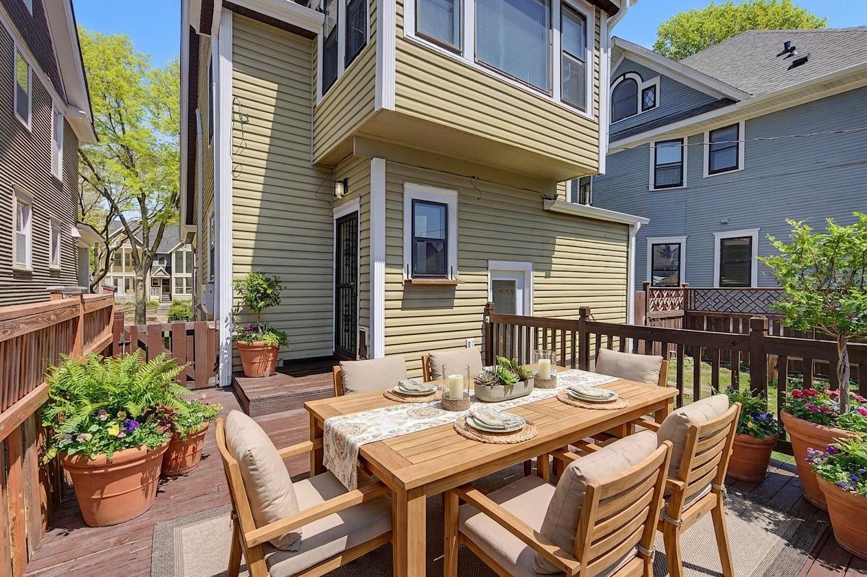 VIRTUALLY STAGED deck