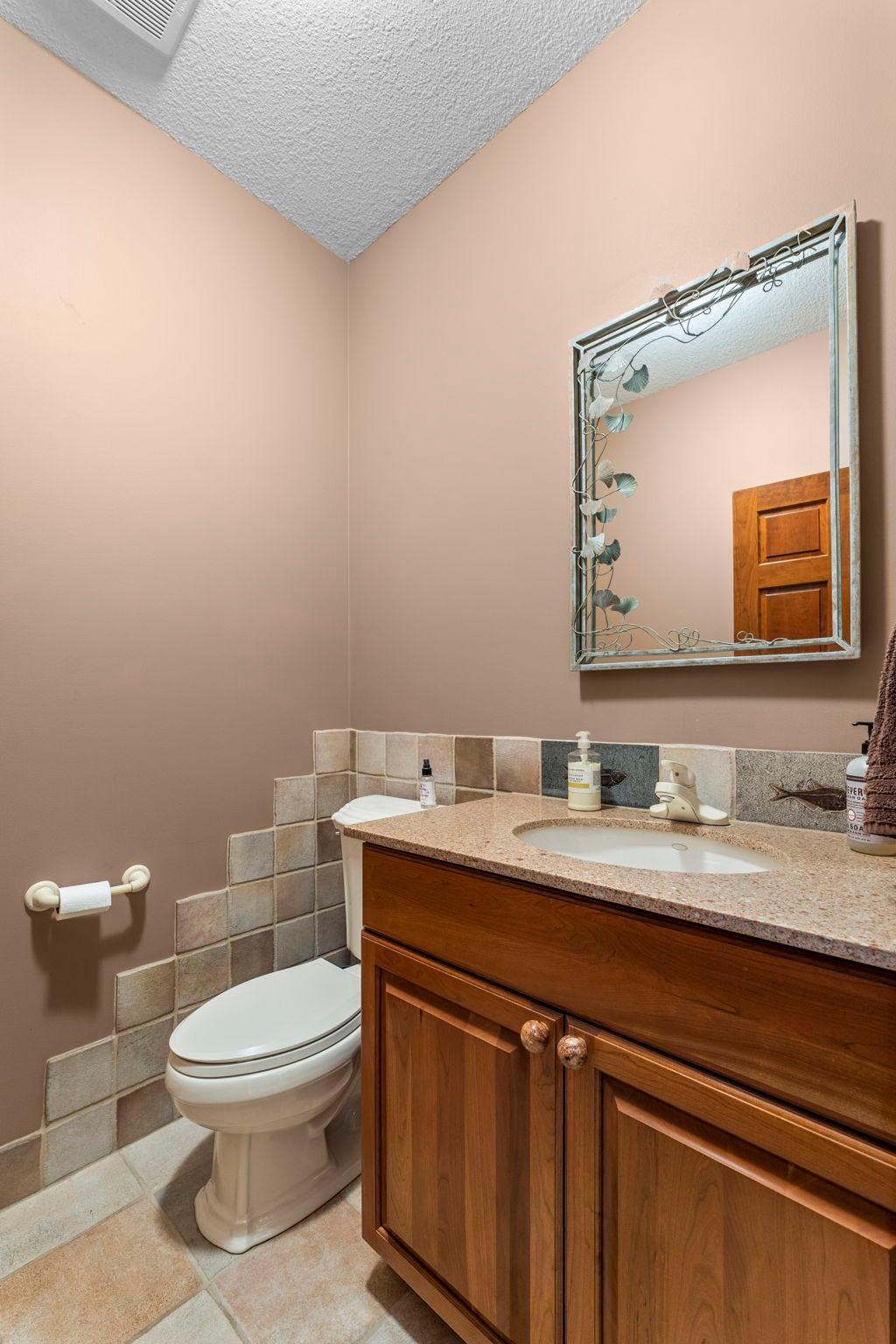 Main floor 1/2 Bath