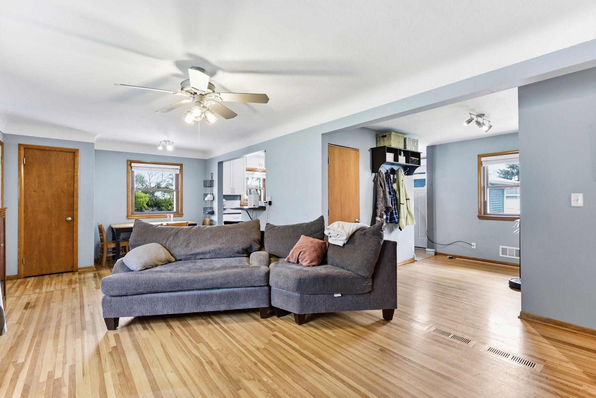 6-web-or-mls-1030-Kenneth-St-06.jpg