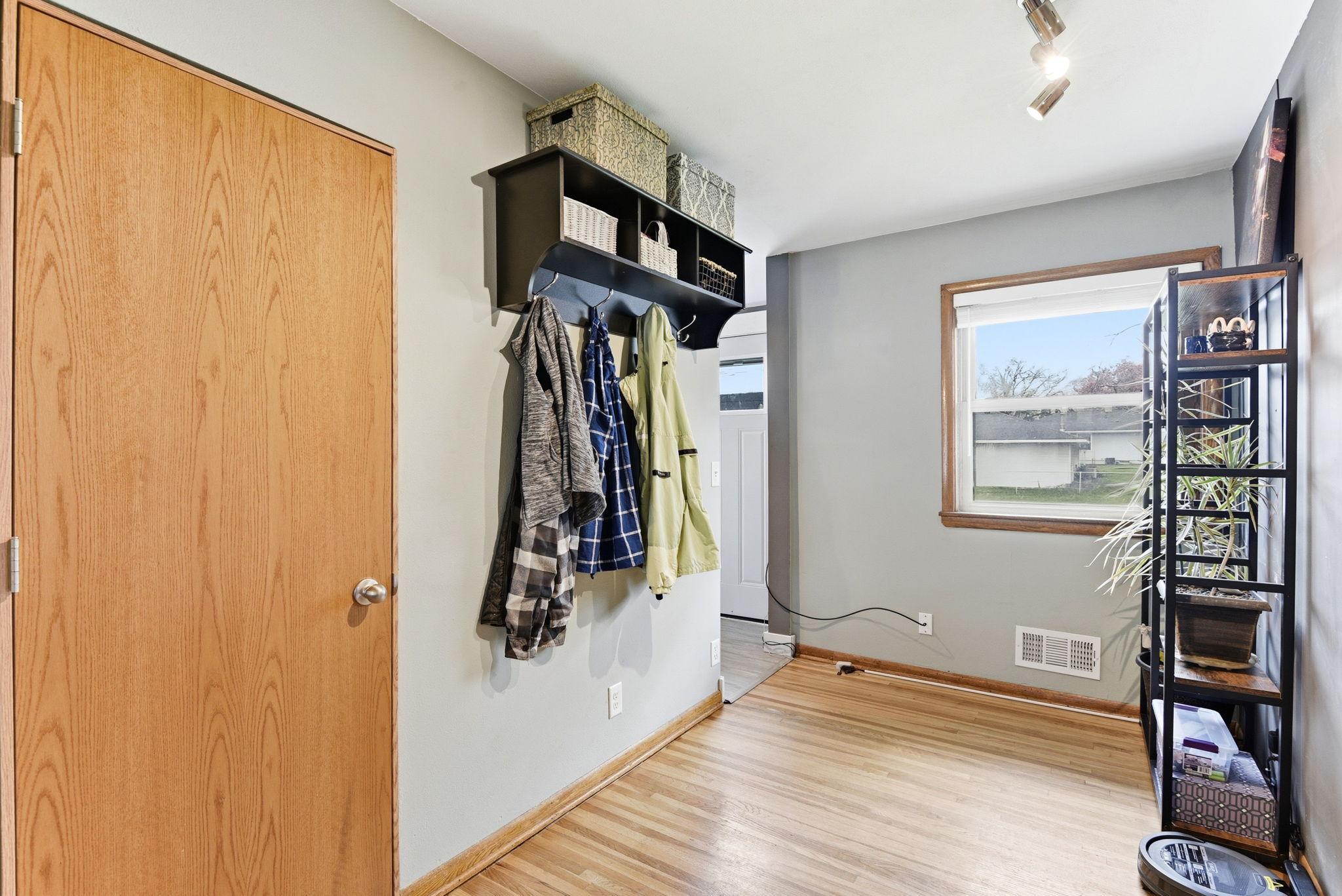 9-web-or-mls-1030-Kenneth-St-09.jpg