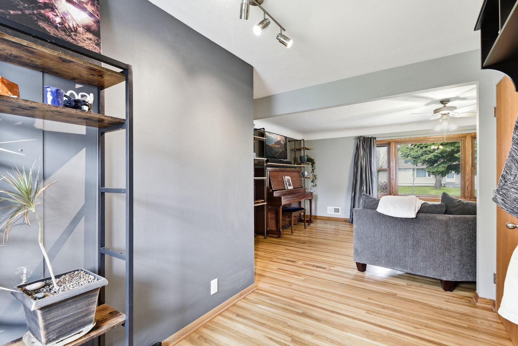 10-web-or-mls-1030-Kenneth-St-10.jpg