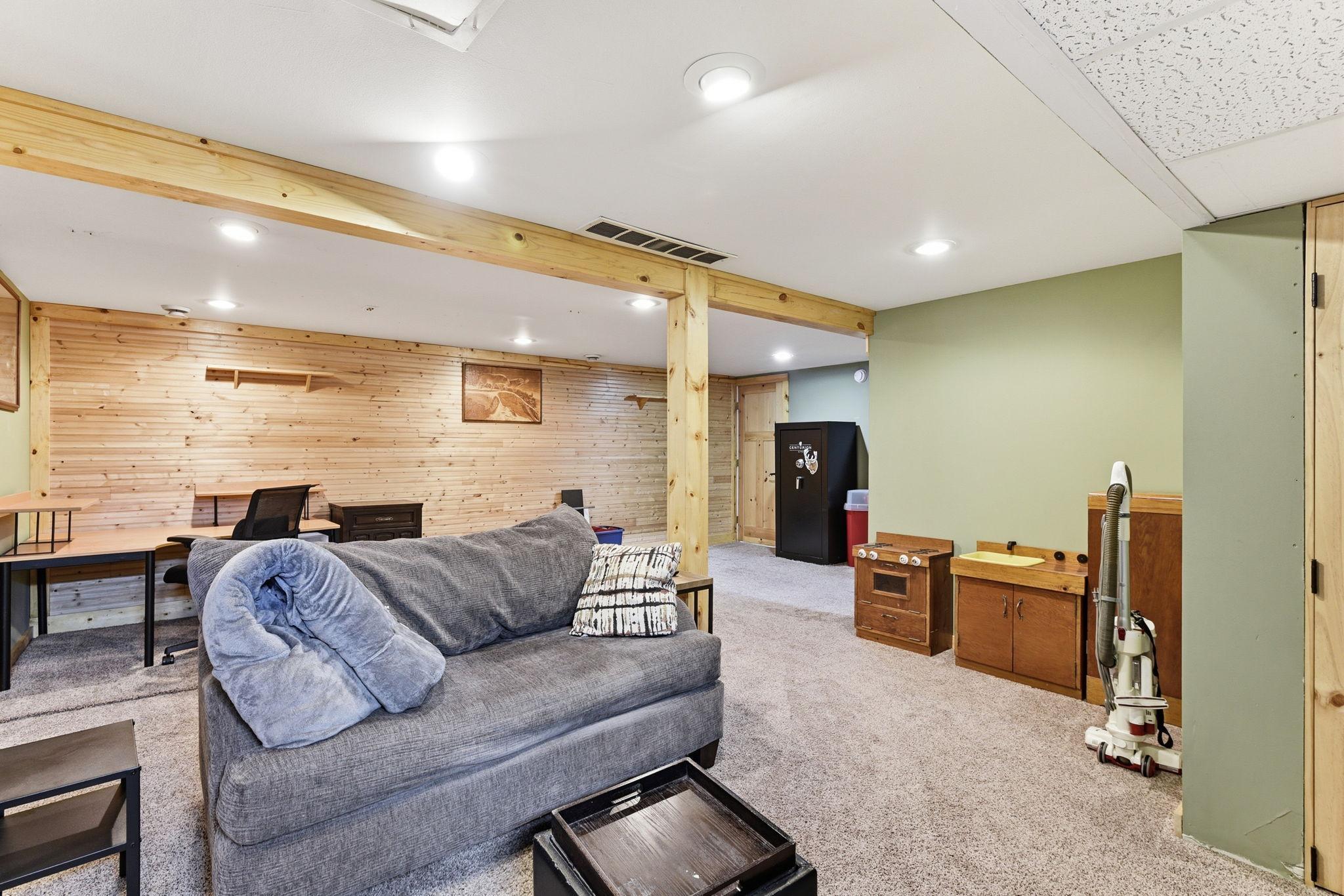 26-web-or-mls-1030-Kenneth-St-26.jpg
