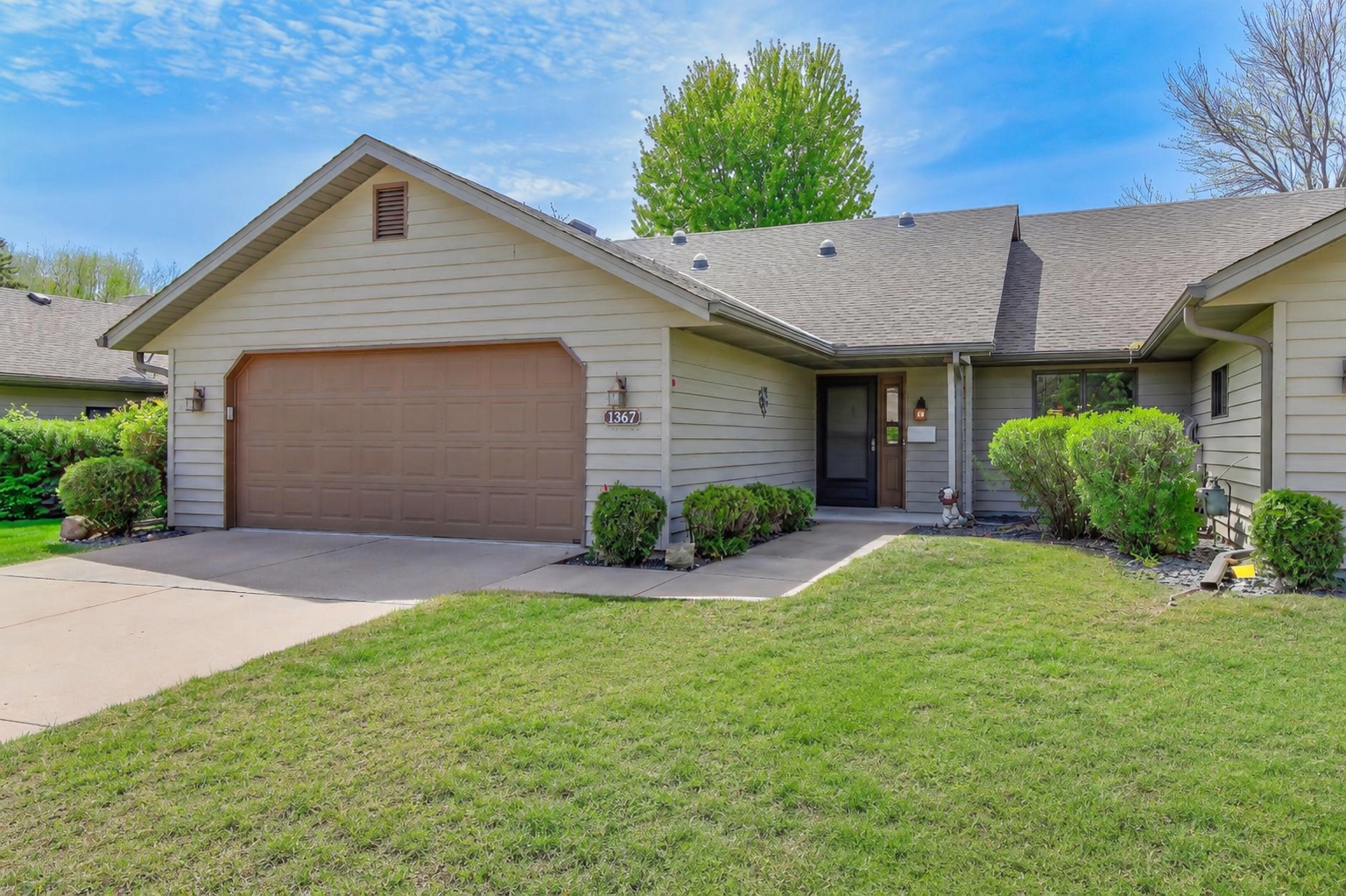 Desirable Zero-Entry One-Level Townhome with Pond Views!!