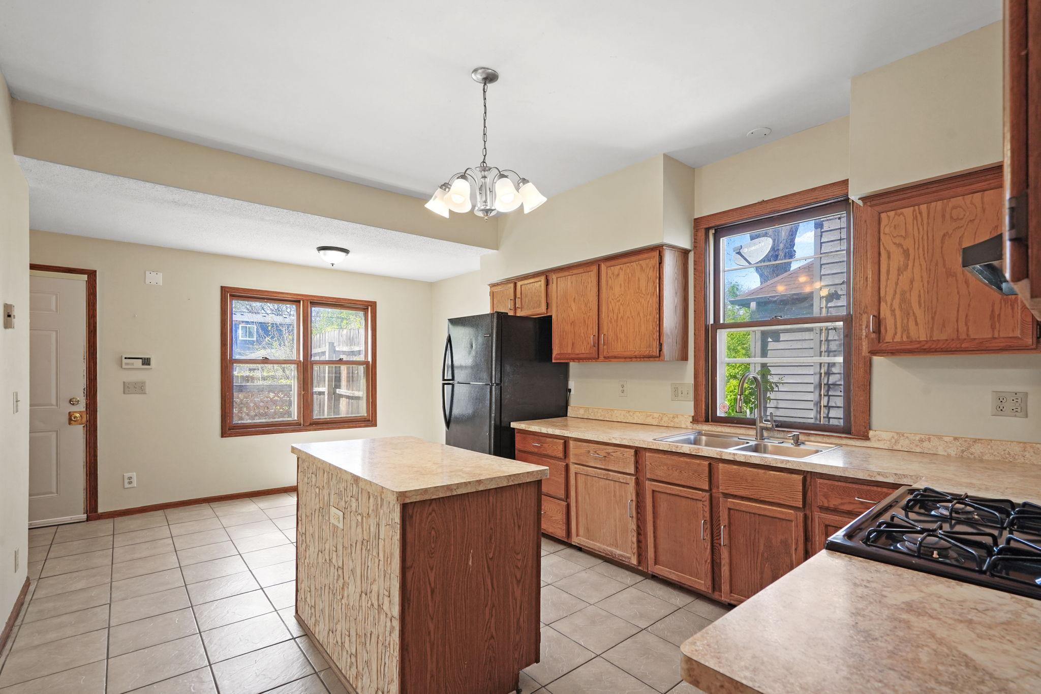 25-web-or-mls-1325 N Newton-25.jpg