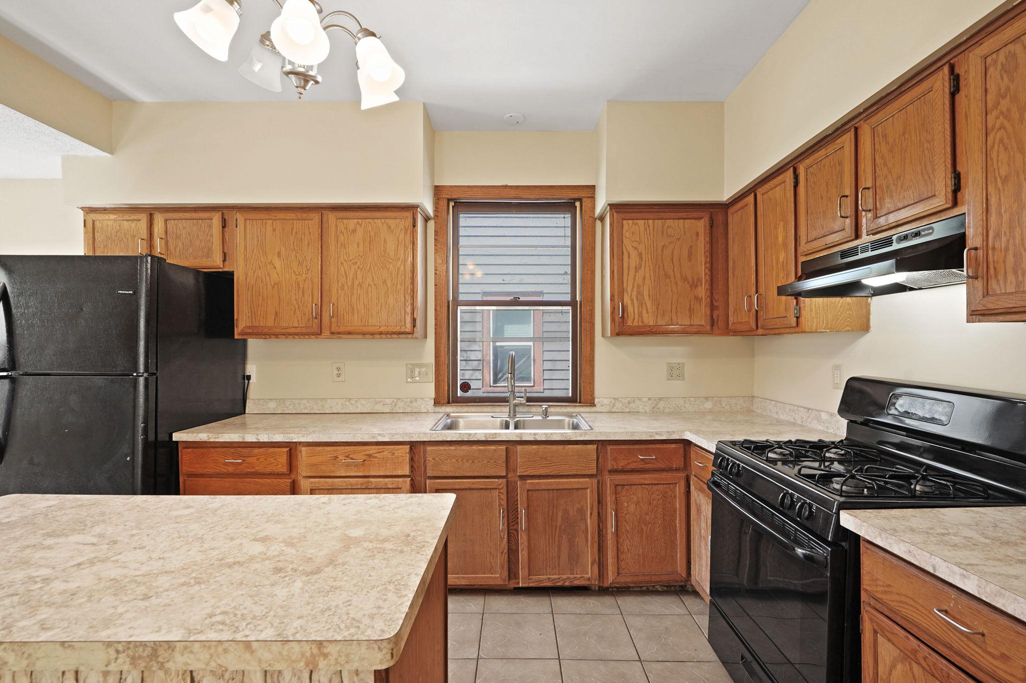 24-web-or-mls-1325 N Newton-24.jpg
