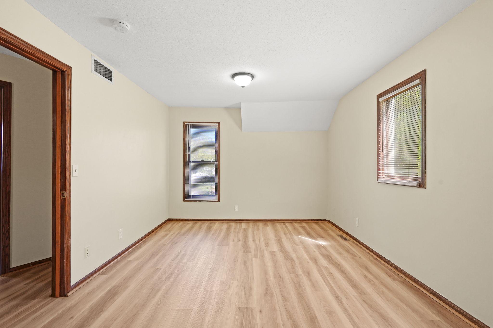 32-web-or-mls-1325 N Newton-32.jpg
