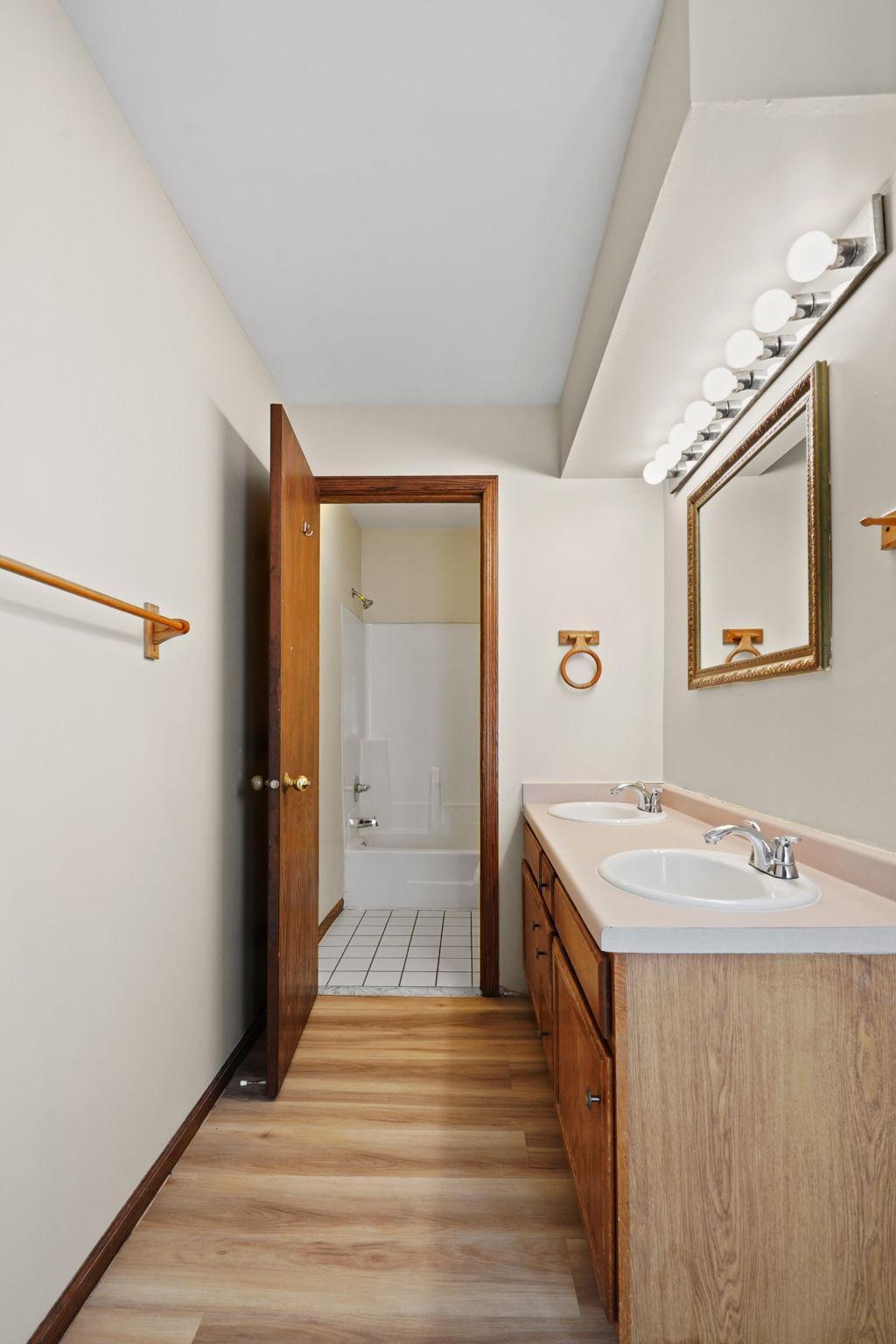 40-web-or-mls-1325 N Newton-40.jpg