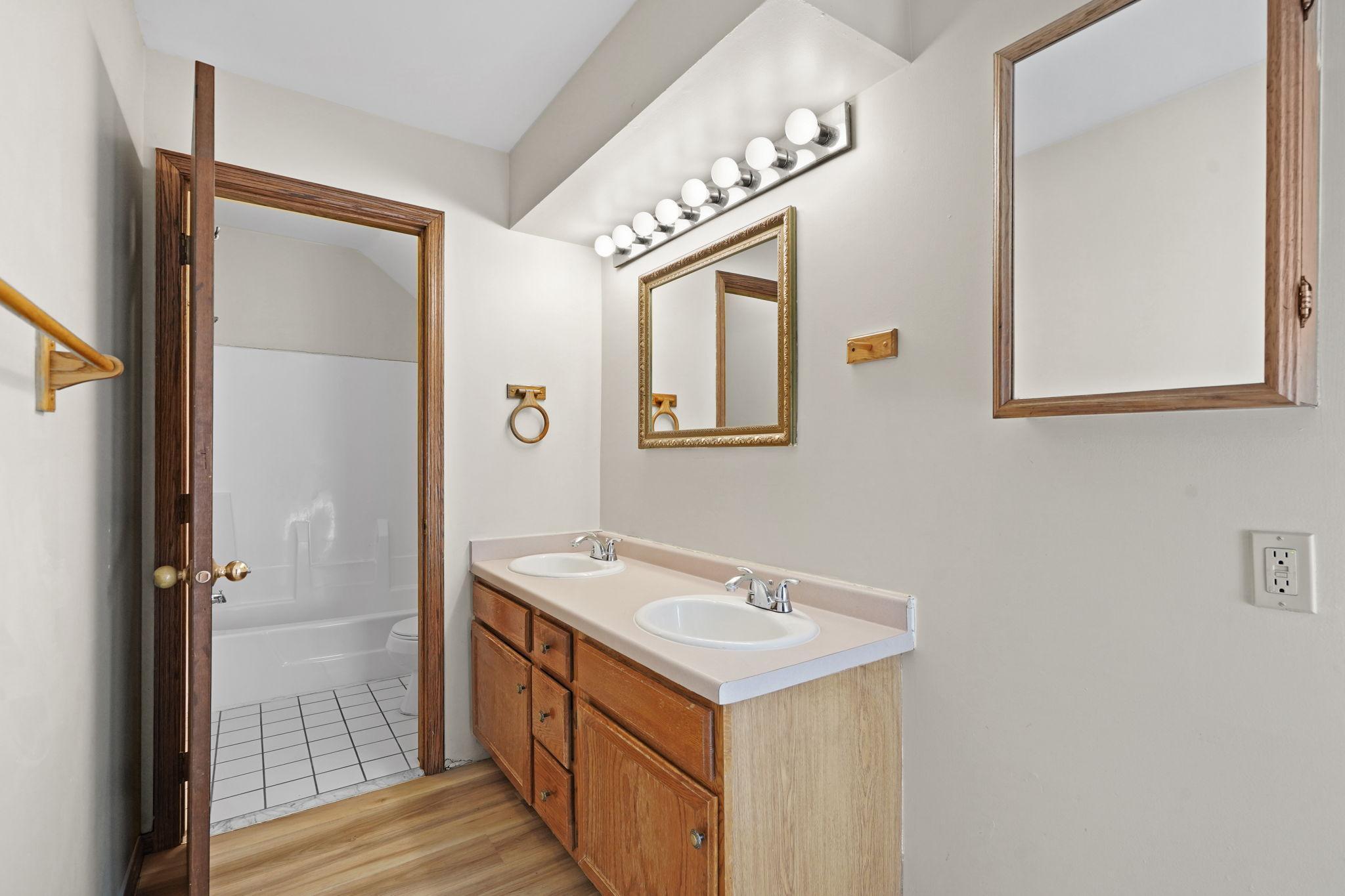 39-web-or-mls-1325 N Newton-39.jpg