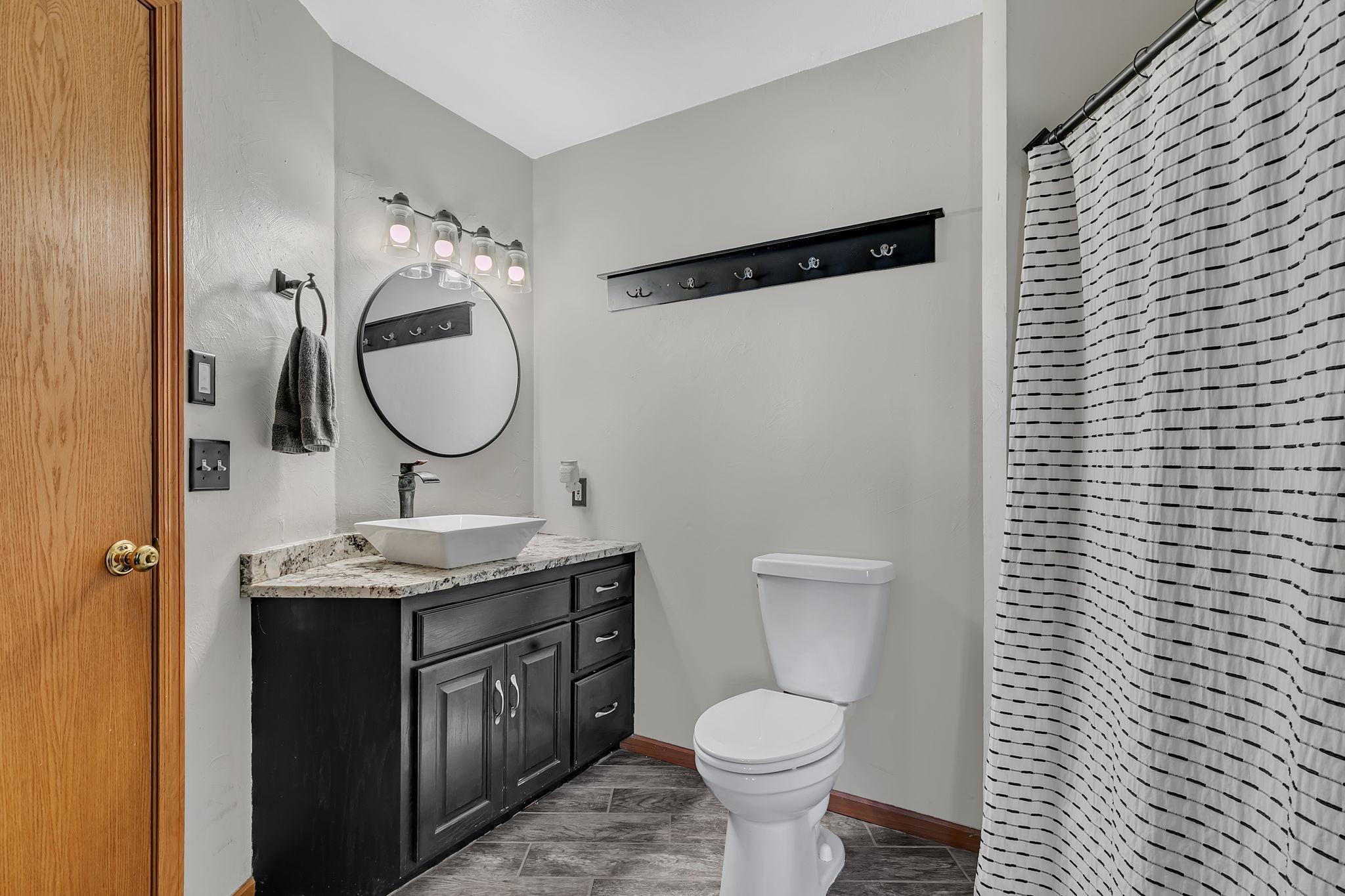 Upper level full bath/primary en-suite