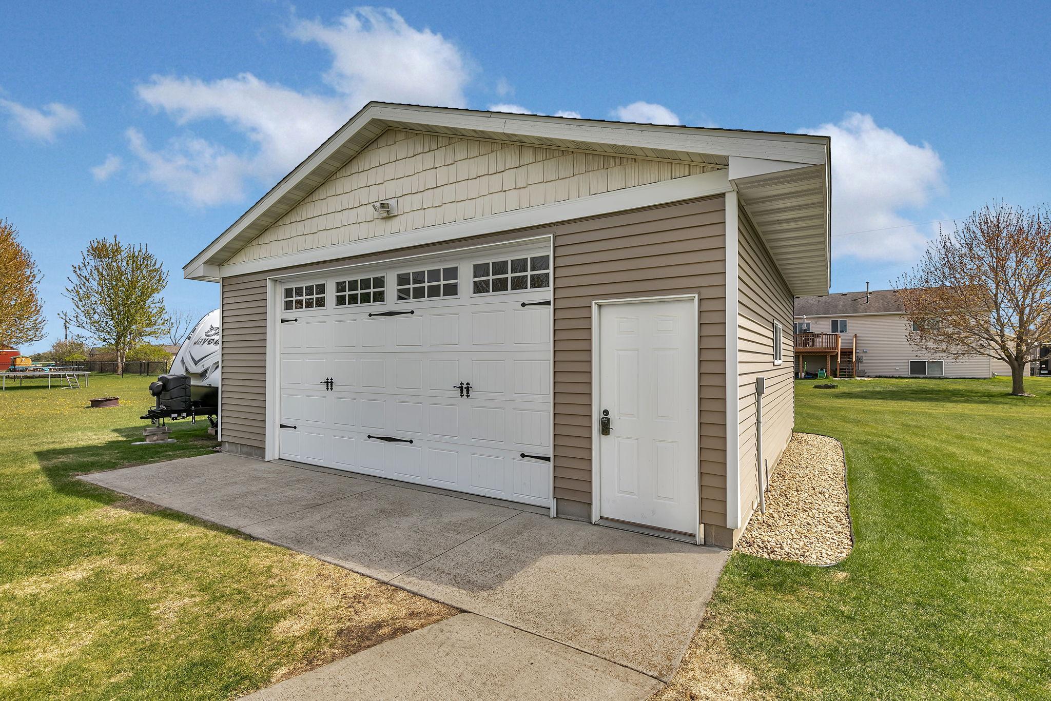 You don't usually find an additional garage of this size in town! Such a bonus!