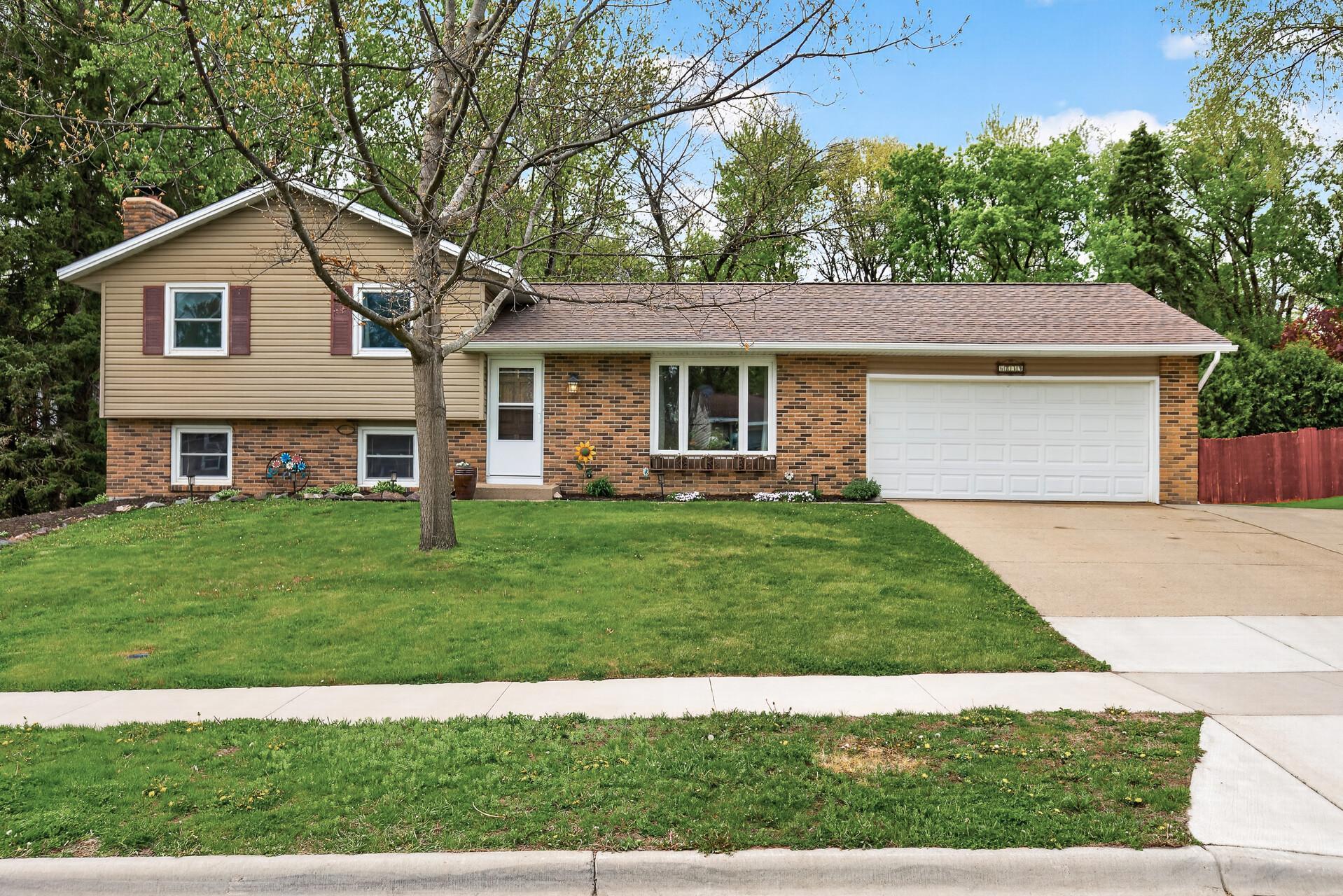 Brick & Vinyl exterior!