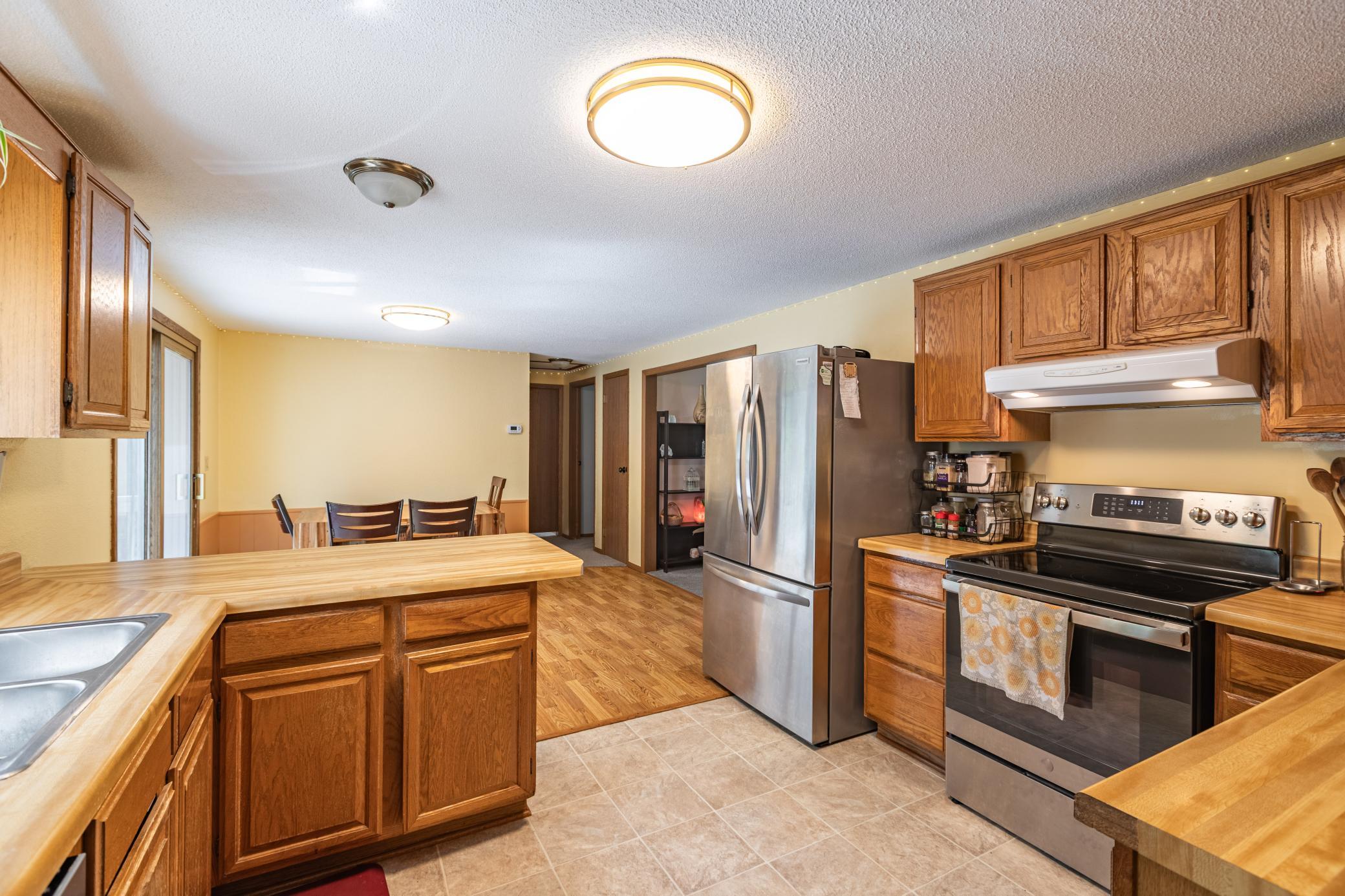 Well appointed kitchen w/newer SS appliances
