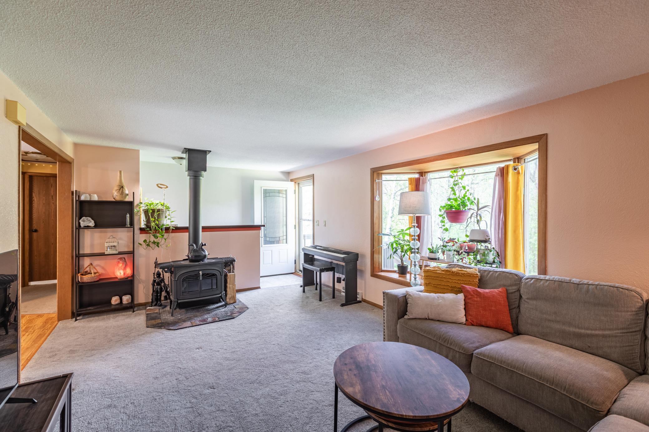 Spacious living room w/fireplace