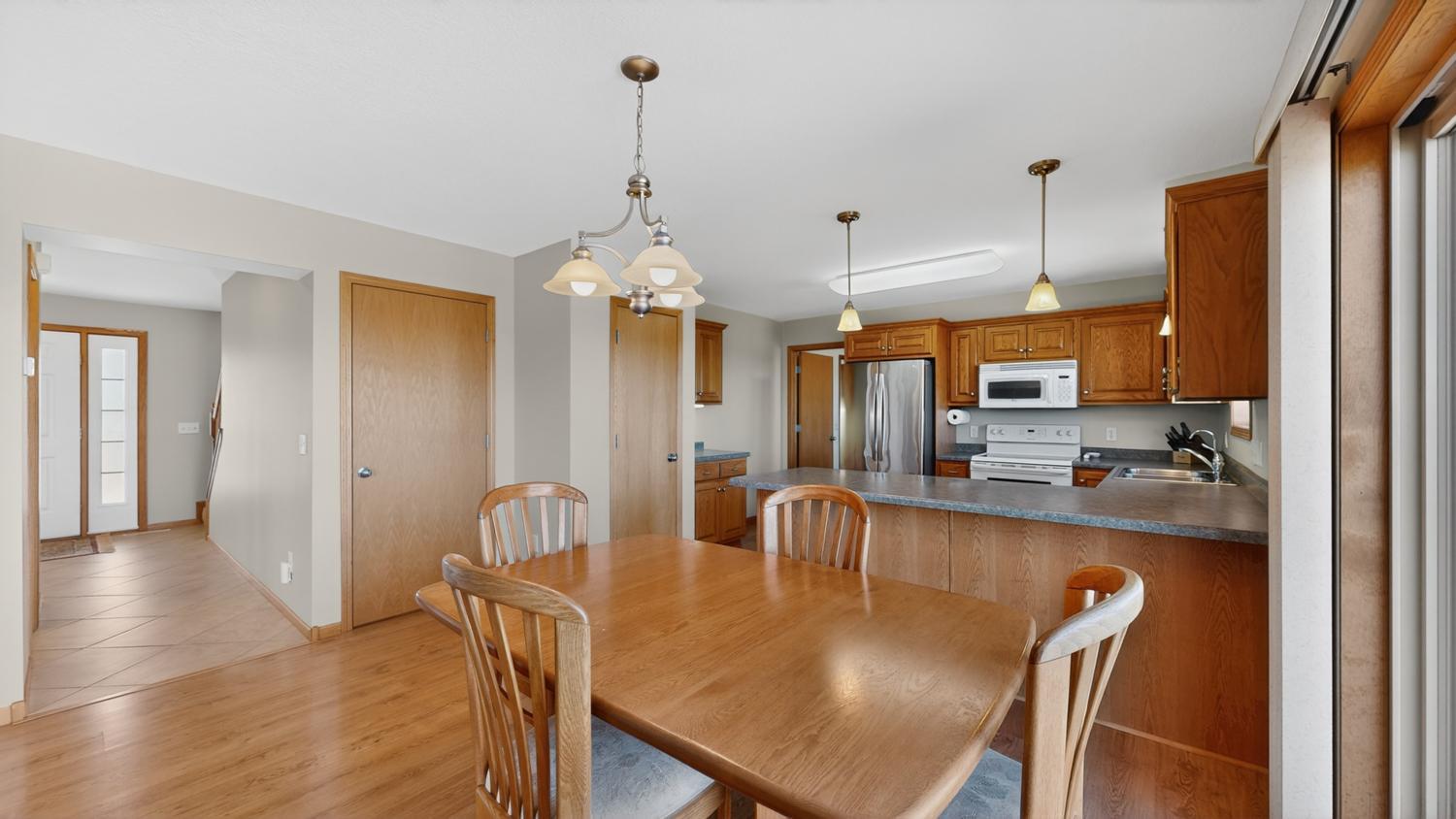Eat-in kitchen
