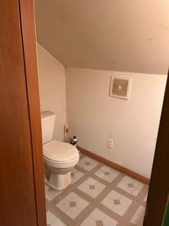 Upper level 1/2 Bath
