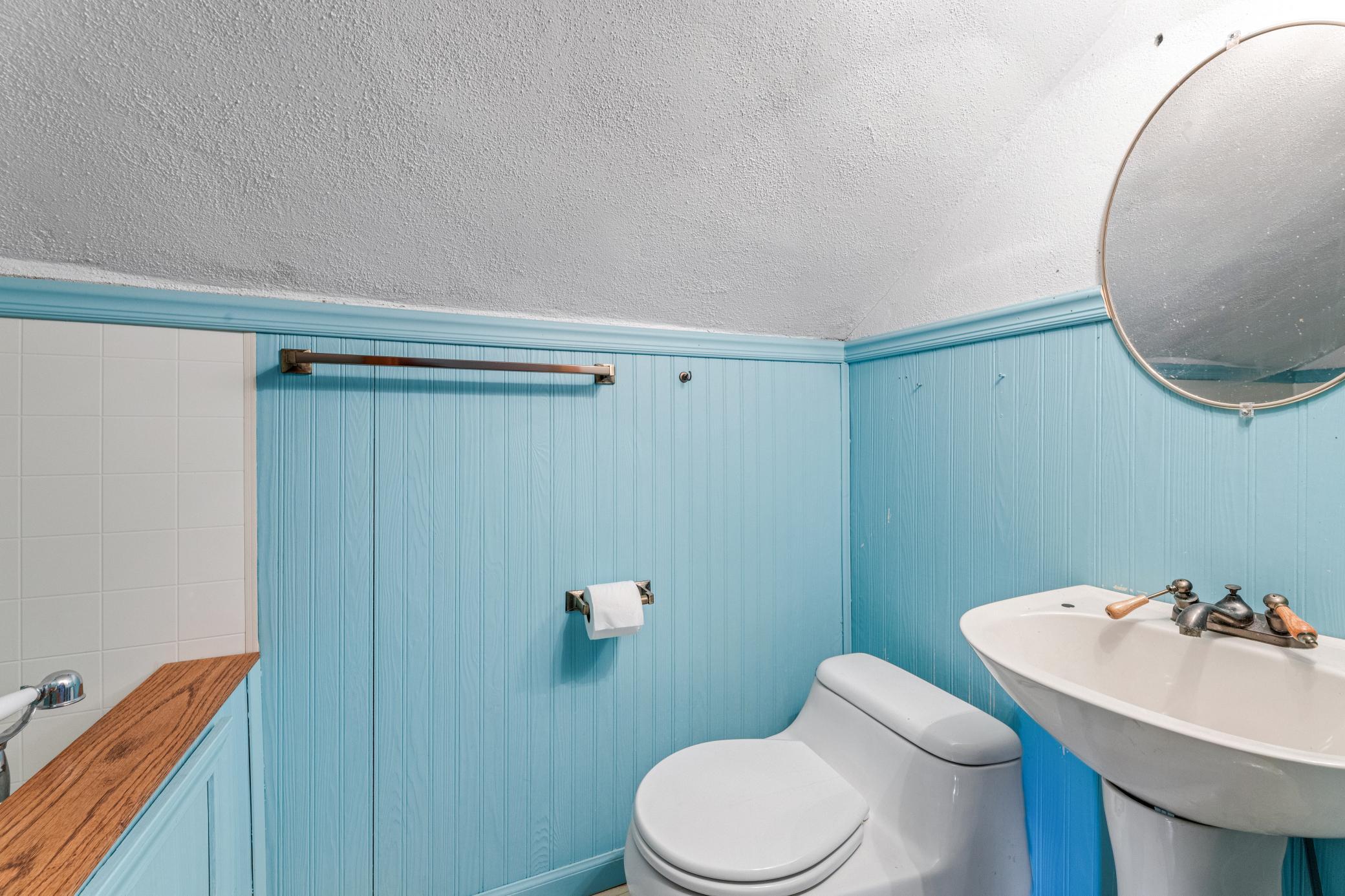 Convenient upper level bath with a tub.
