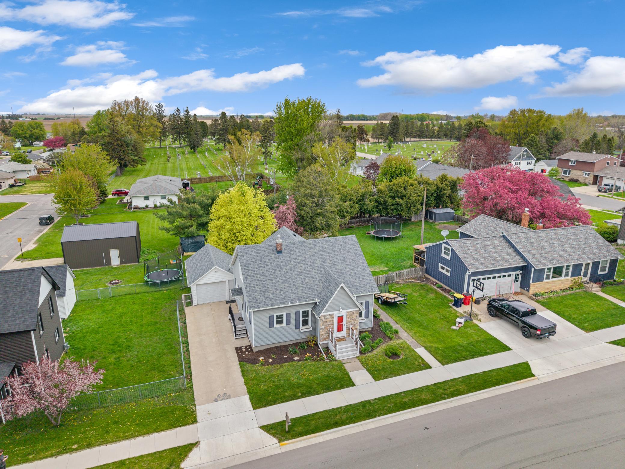 Beautiful, close to the school, walking paths, ball park and library