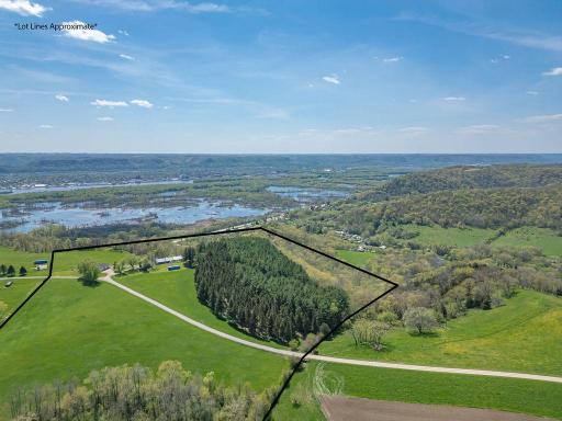 S3565 Rooster Ridge Lane, Fountain City, WI 54629
