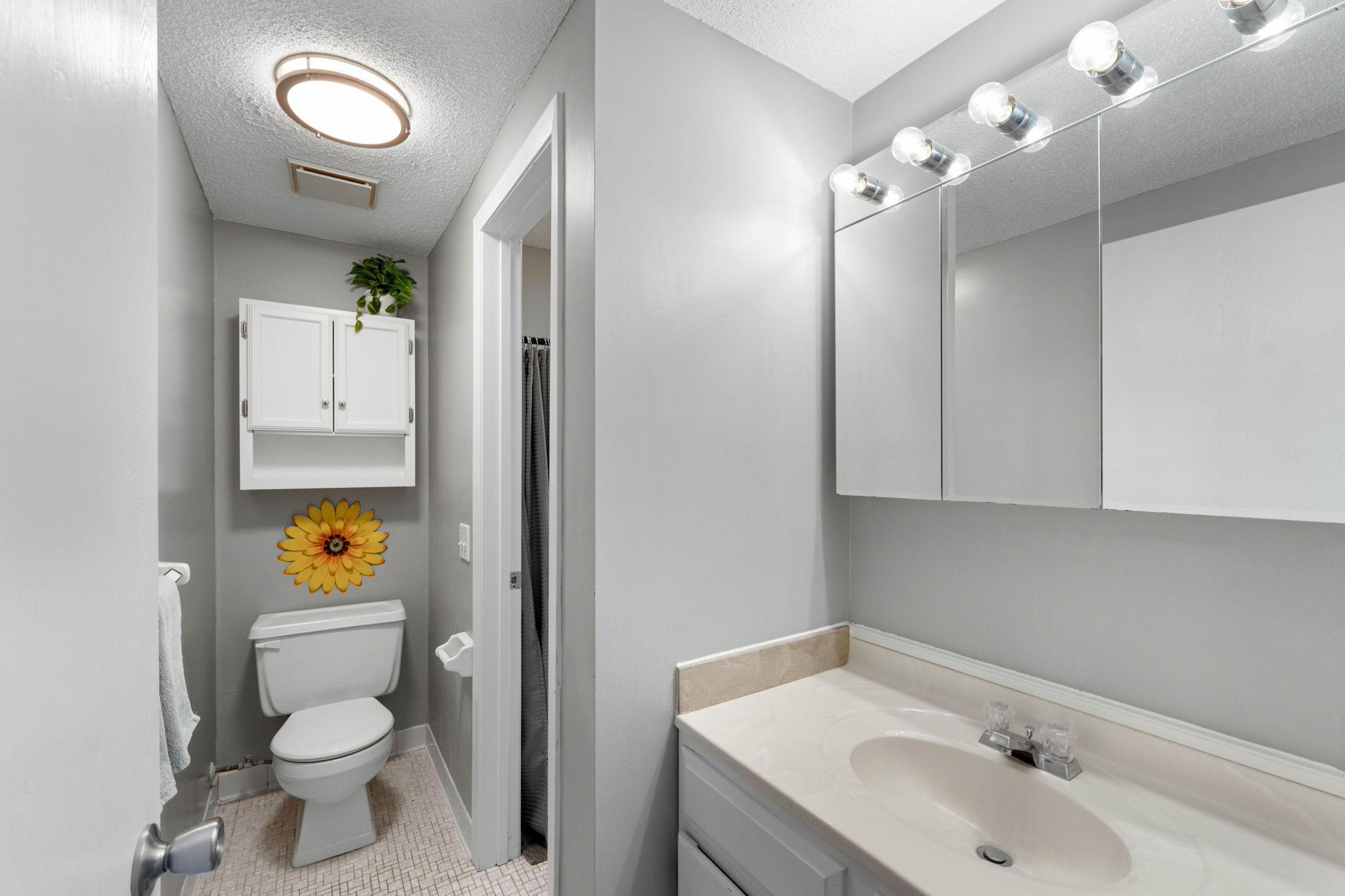 20-web-or-mls-300-shelard-pkwy.jpg