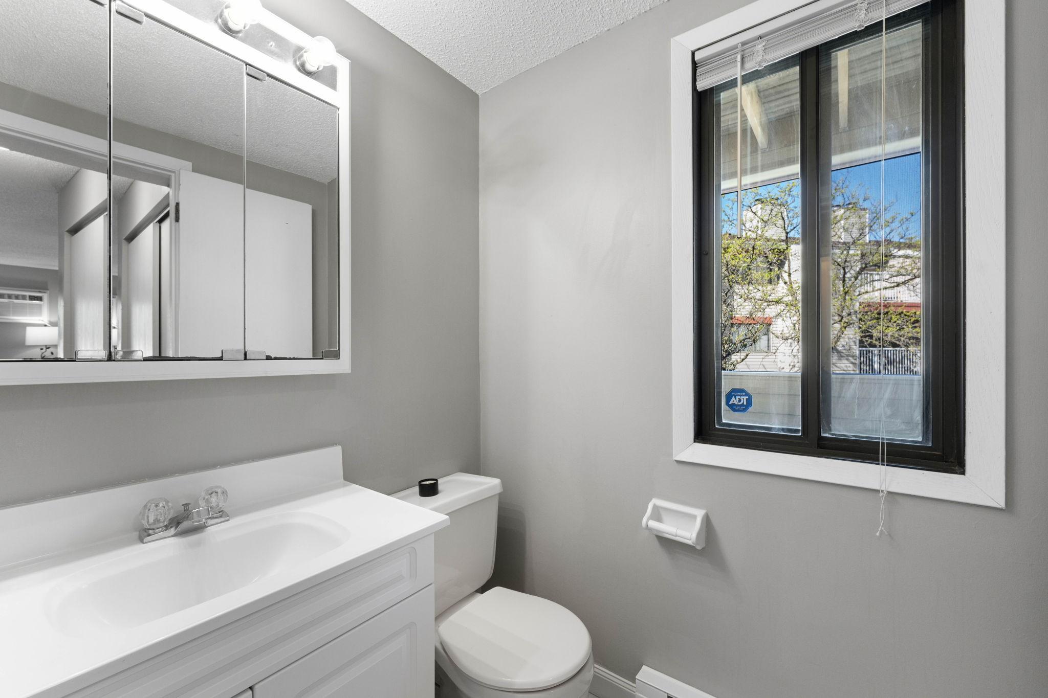 18-web-or-mls-300-shelard-pkwy.jpg
