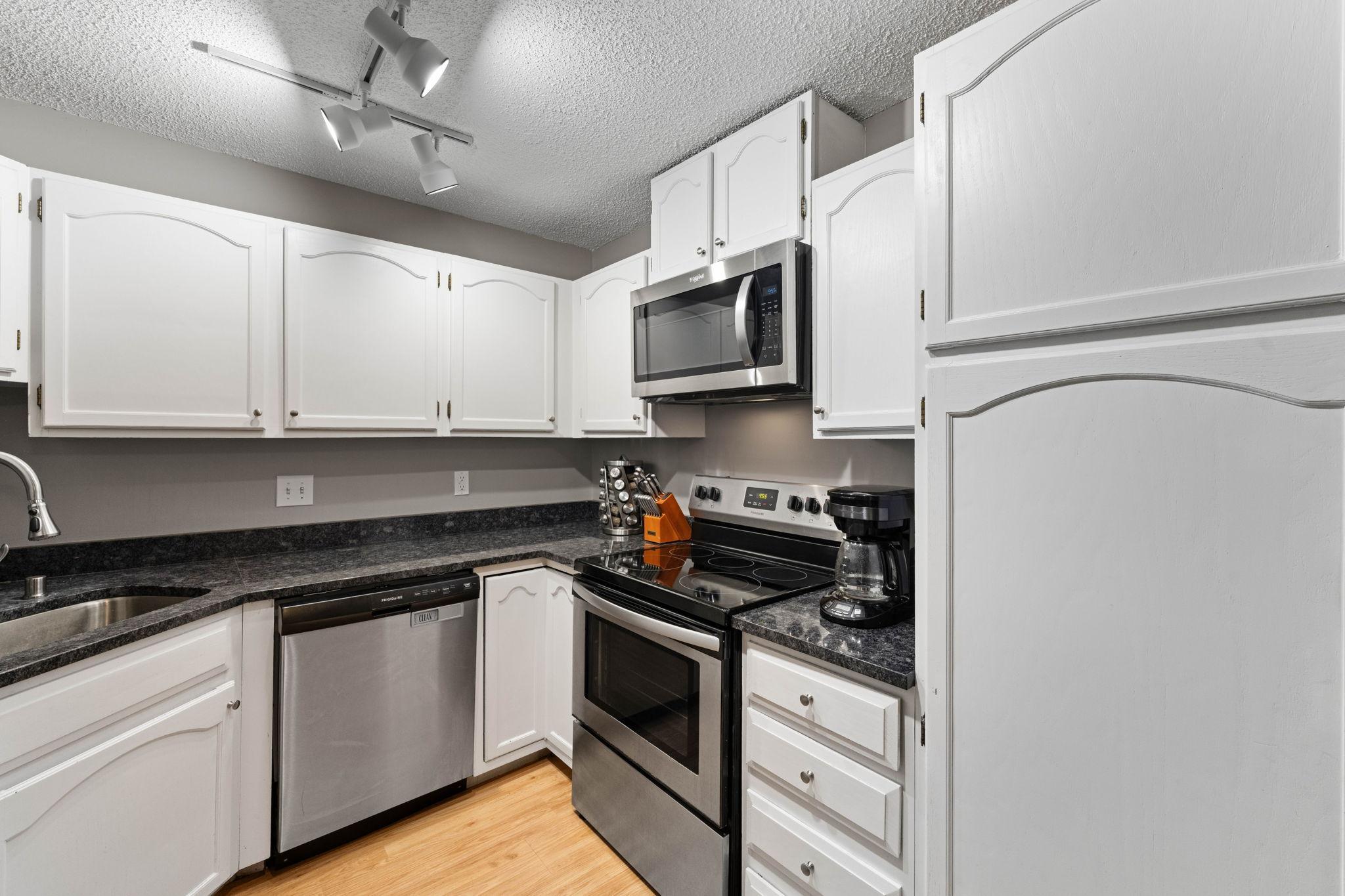 9-web-or-mls-300-shelard-pkwy.jpg