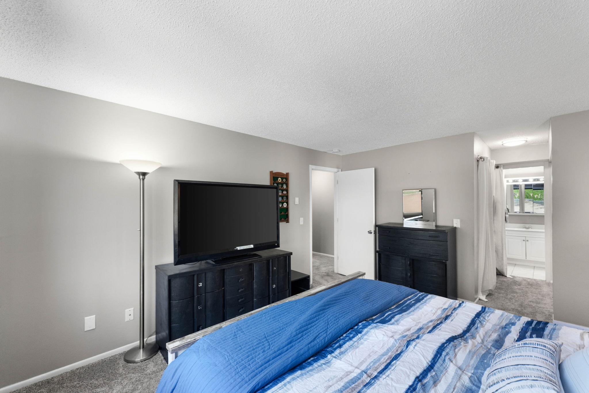 13-web-or-mls-300-shelard-pkwy.jpg