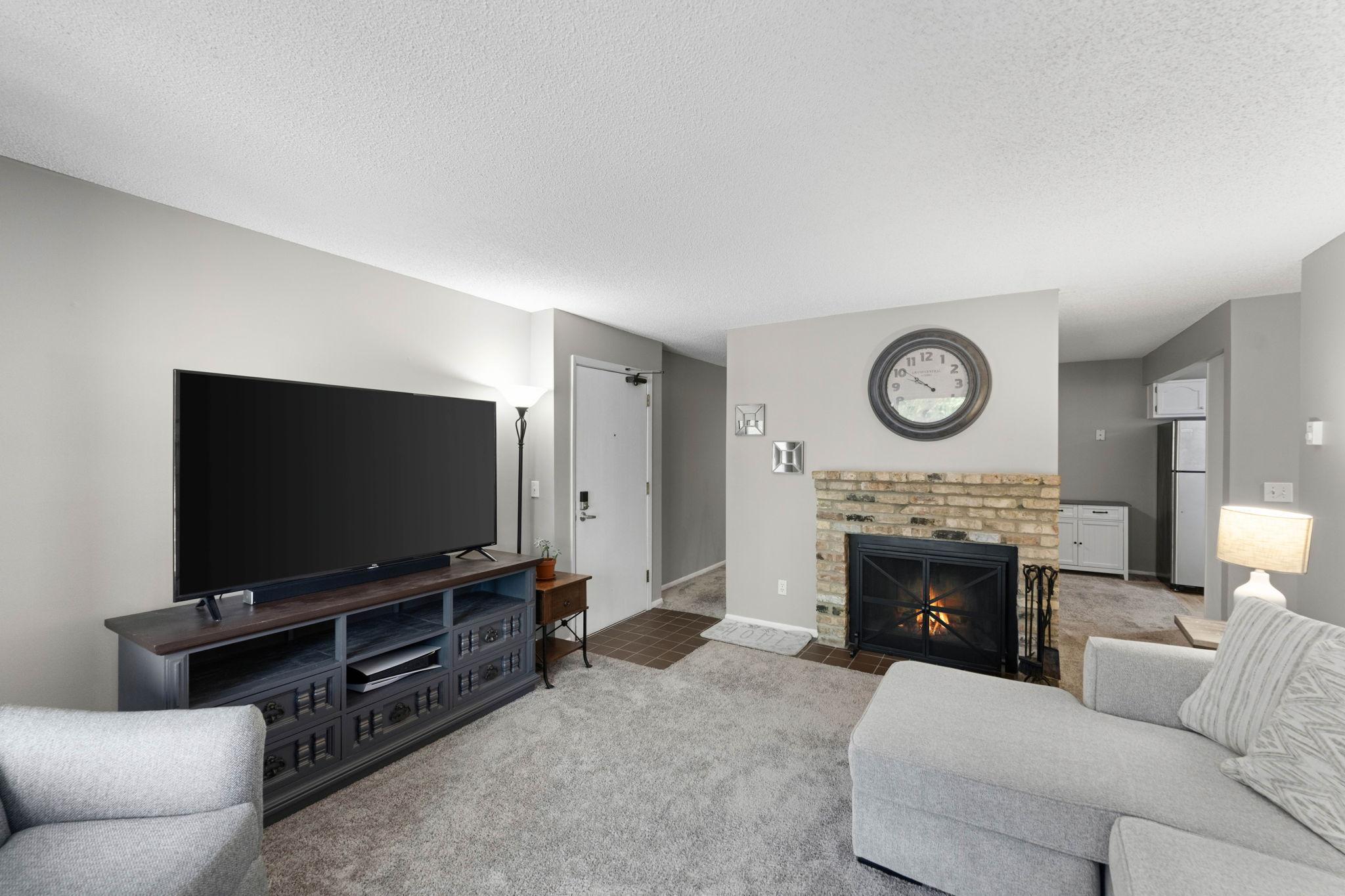 3-web-or-mls-300-shelard-pkwy.jpg