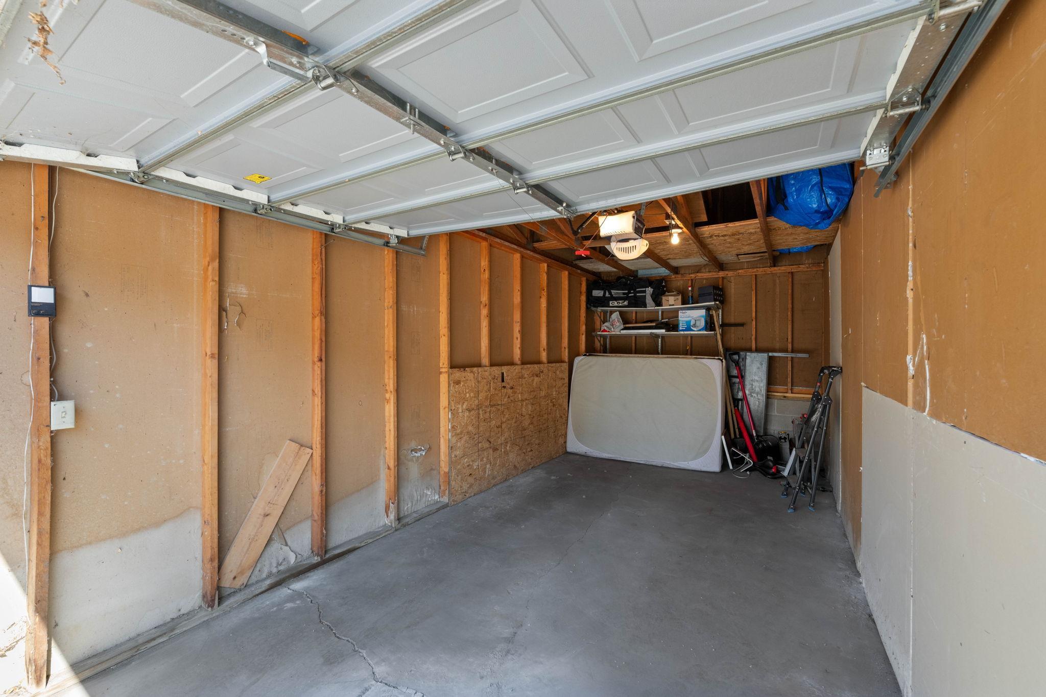 22-web-or-mls-300-shelard-pkwy.jpg