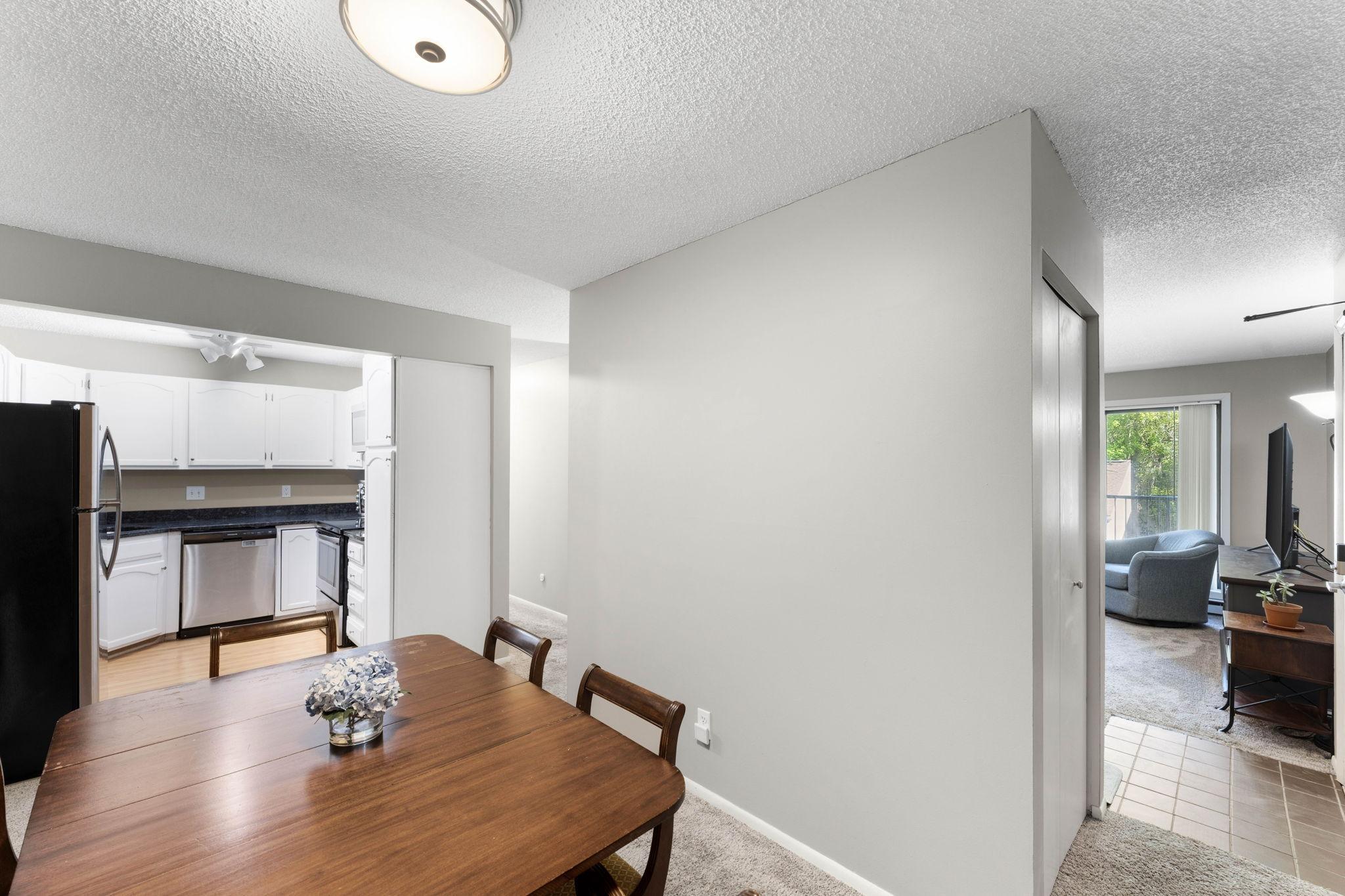 7-web-or-mls-300-shelard-pkwy.jpg