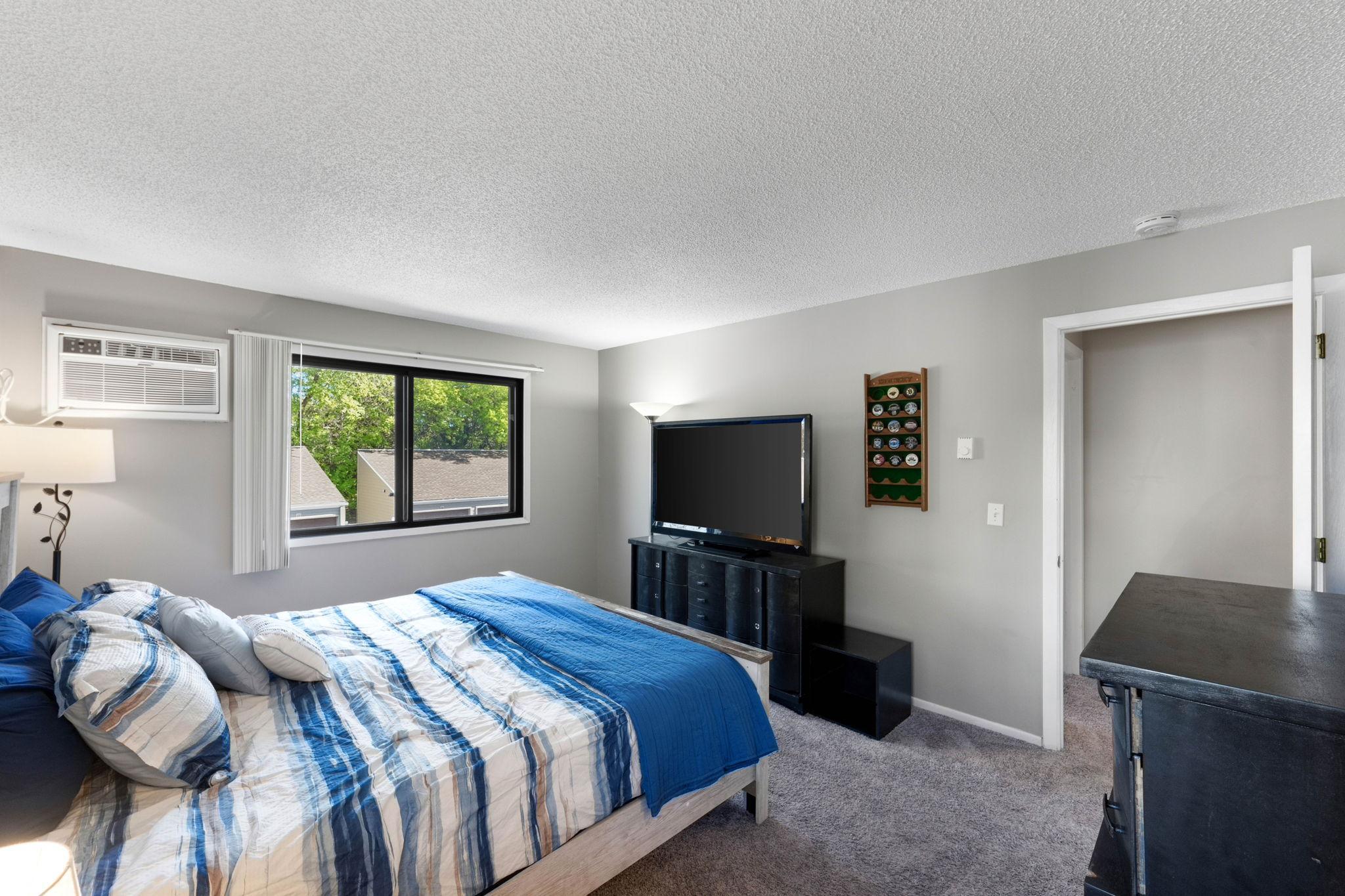 14-web-or-mls-300-shelard-pkwy.jpg