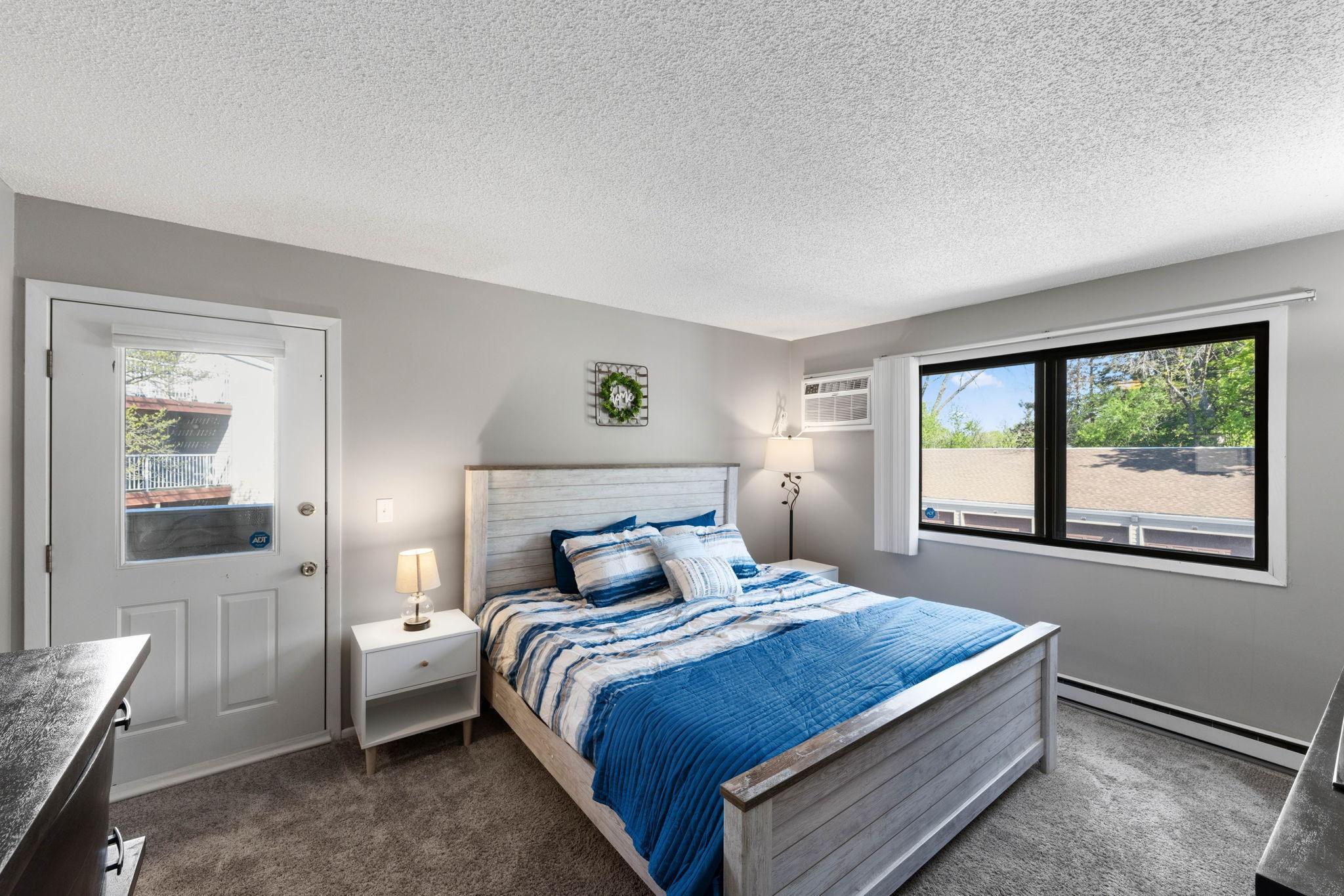 12-web-or-mls-300-shelard-pkwy.jpg