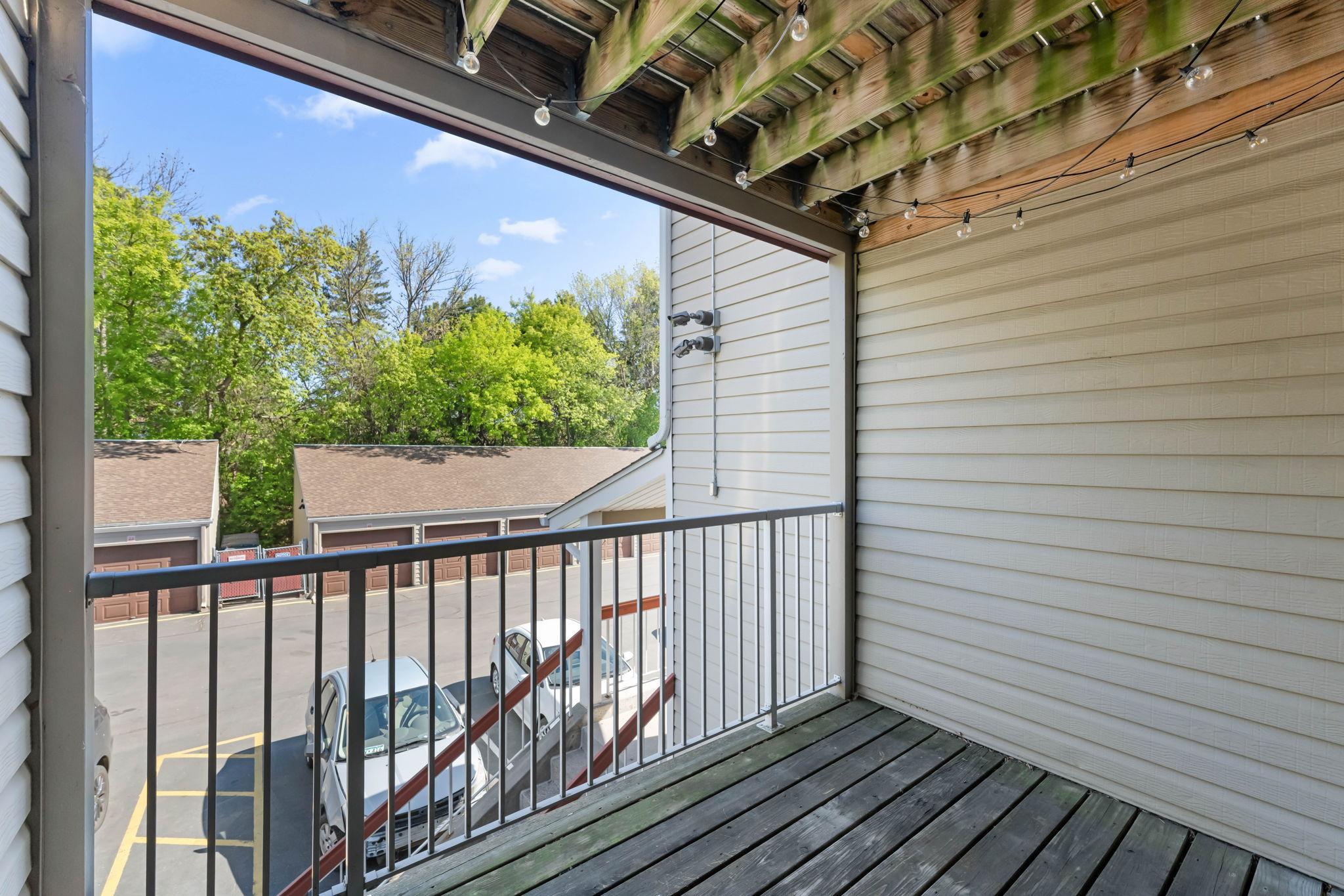 21-web-or-mls-300-shelard-pkwy.jpg