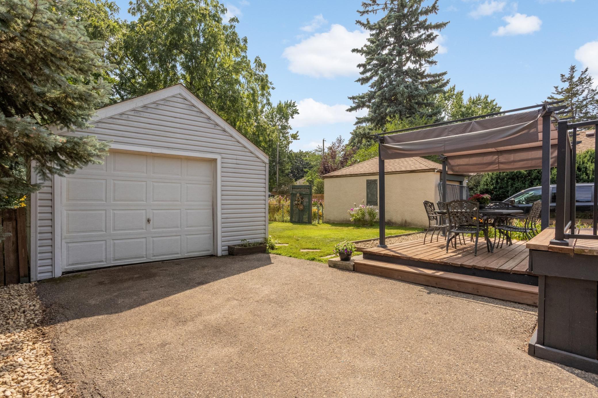 Detached 1.5 stall garage.