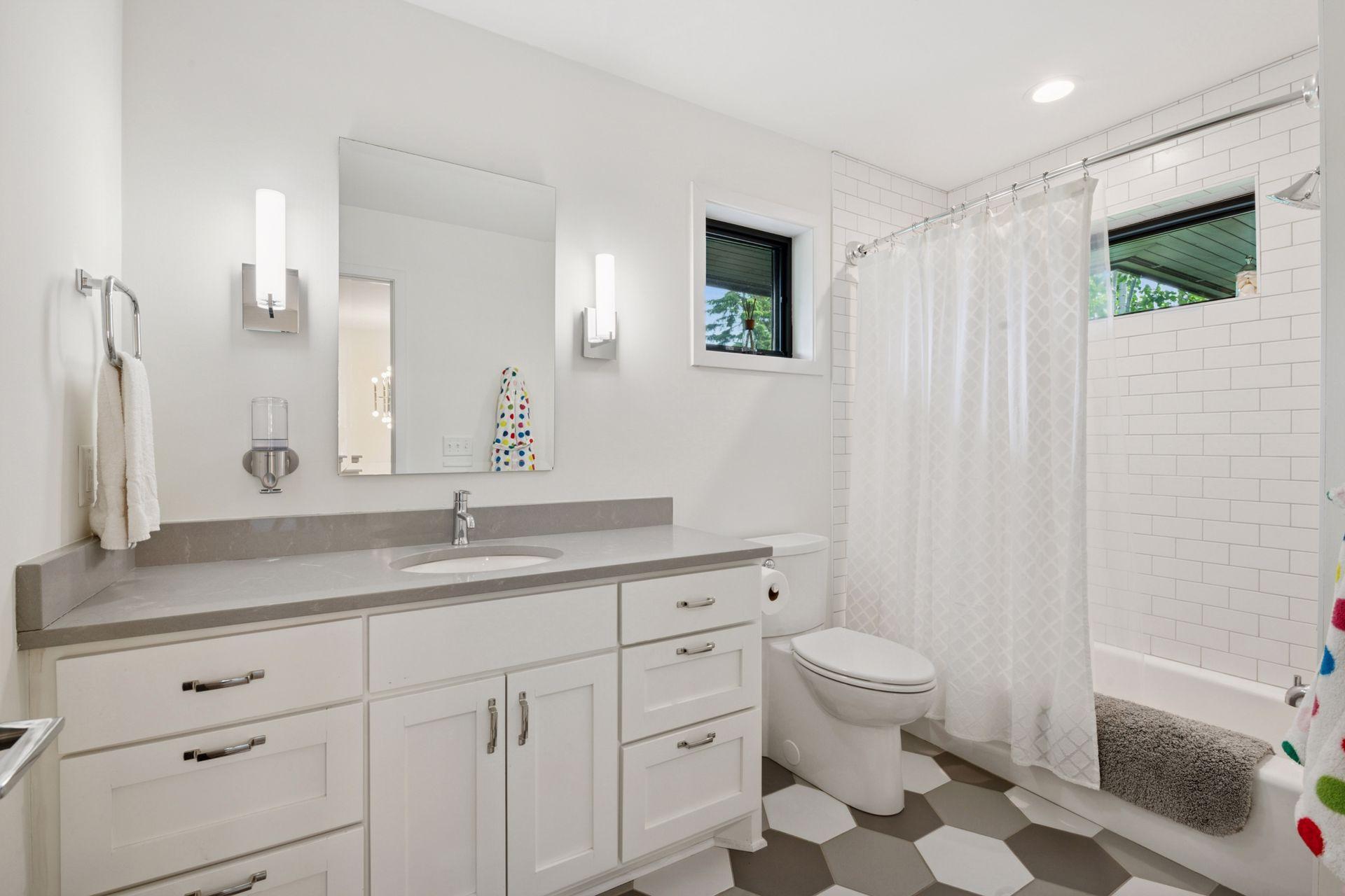 Upper level full bath
