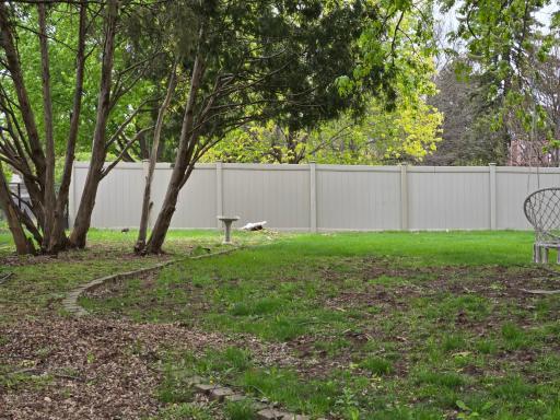 There is a corner lot. The fence is on the yard from the neighbor on the north. Come on.