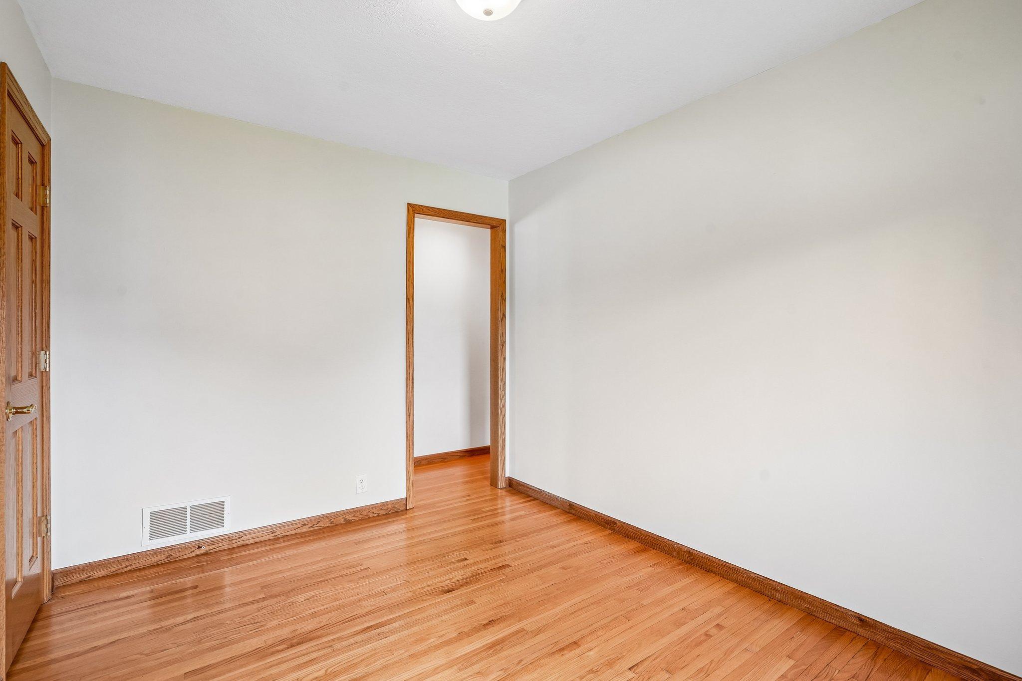 23-web-or-mls-Laurene Ave-S1905-023.jpg