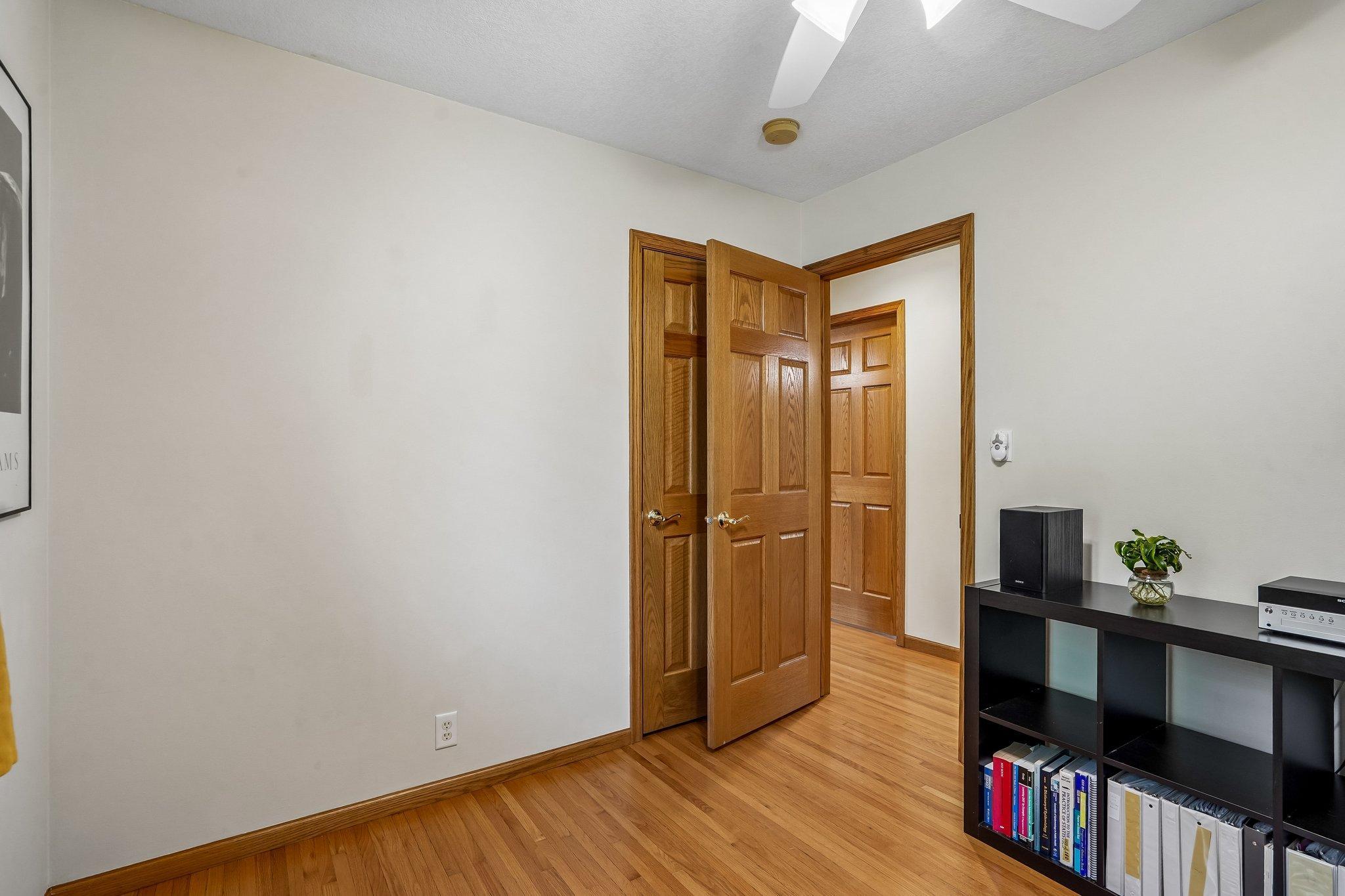 32-web-or-mls-Laurene Ave-S1905-032.jpg