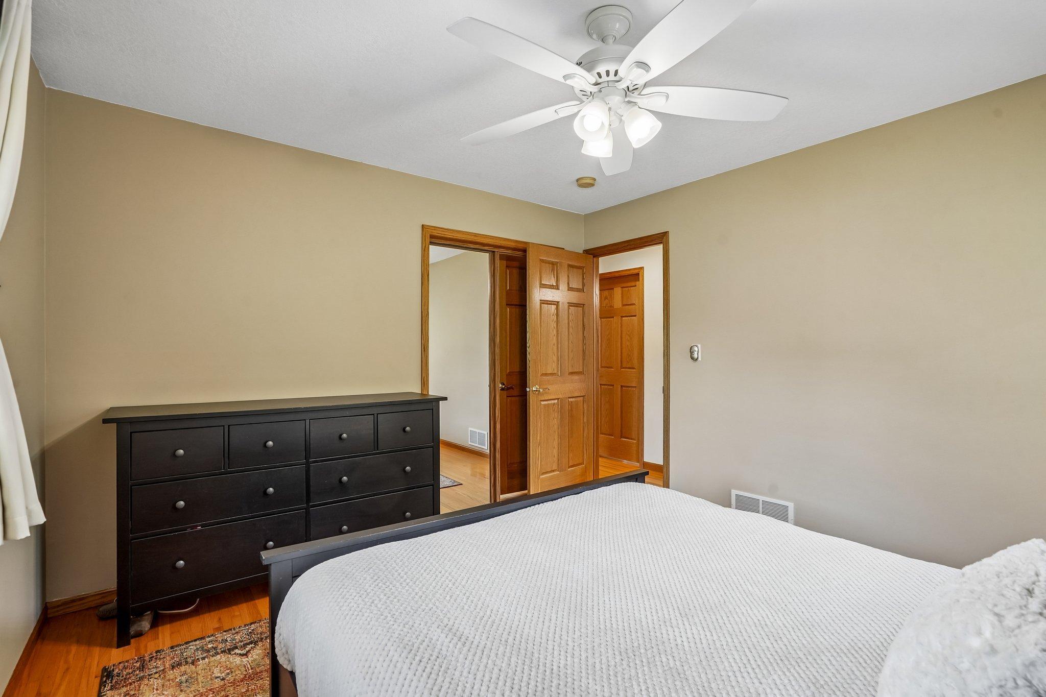 28-web-or-mls-Laurene Ave-S1905-028.jpg