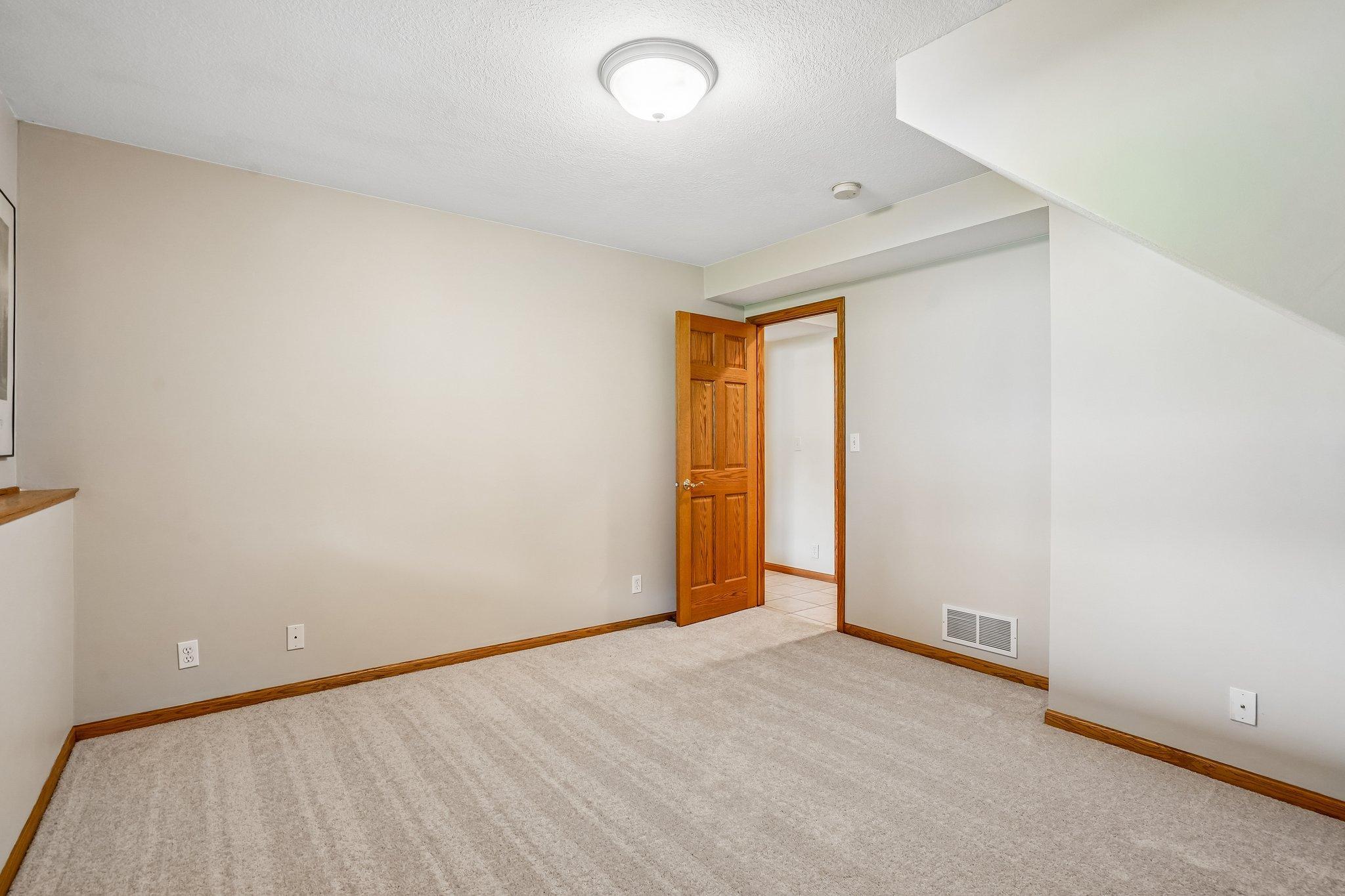 36-web-or-mls-Laurene Ave-S1905-036.jpg