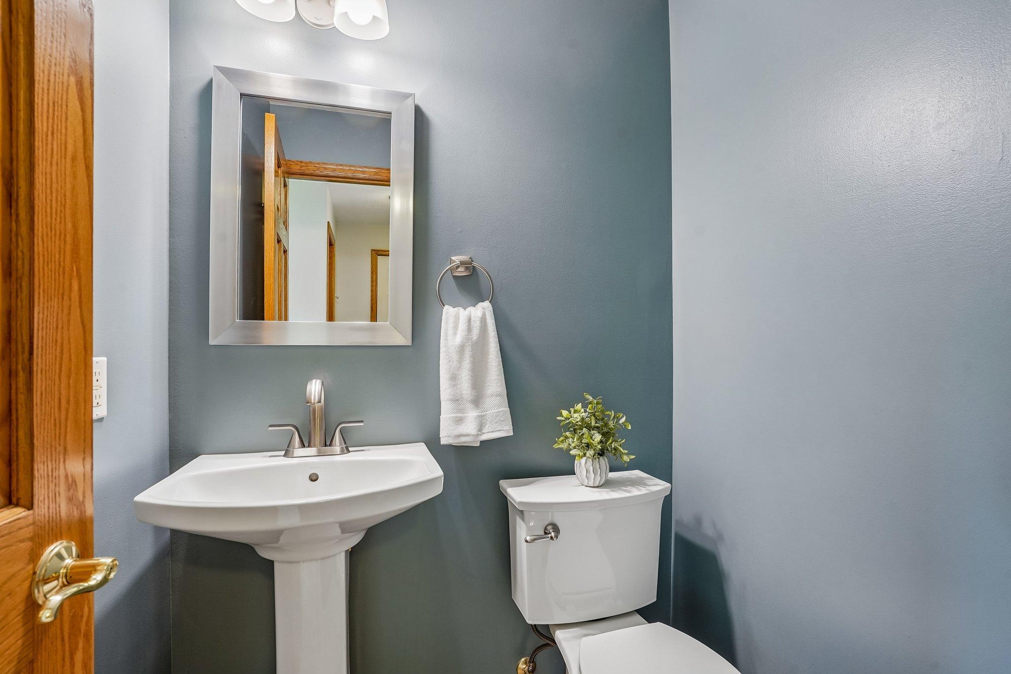 21-web-or-mls-Laurene Ave-S1905-021.jpg