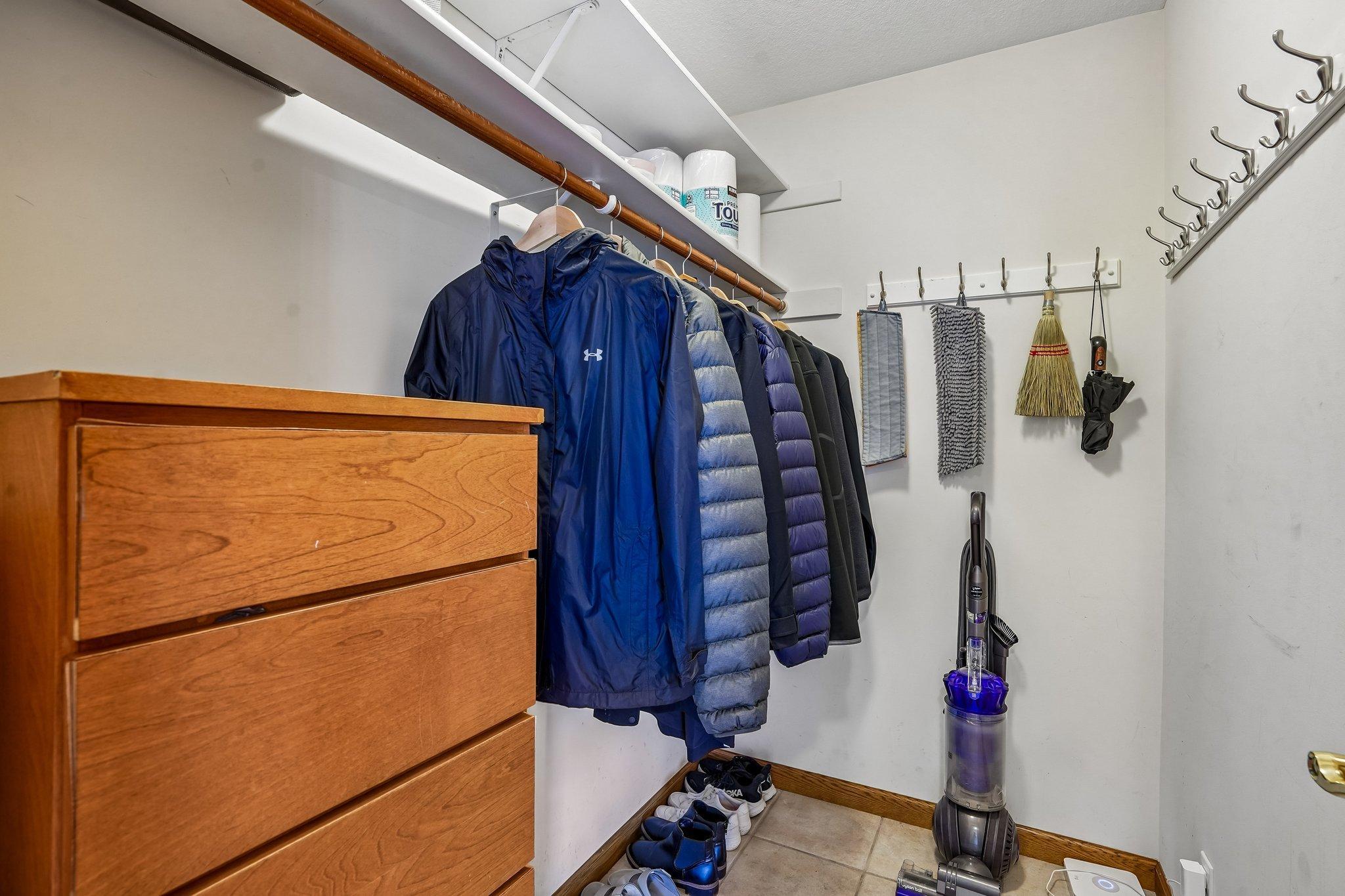 22-web-or-mls-Laurene Ave-S1905-022.jpg