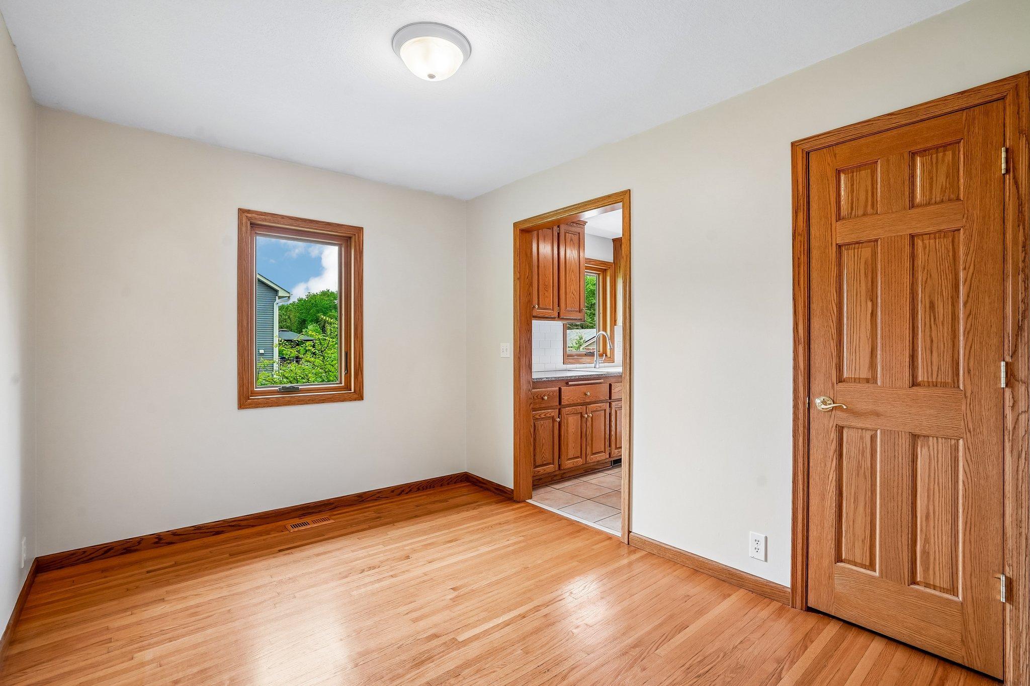 24-web-or-mls-Laurene Ave-S1905-024.jpg