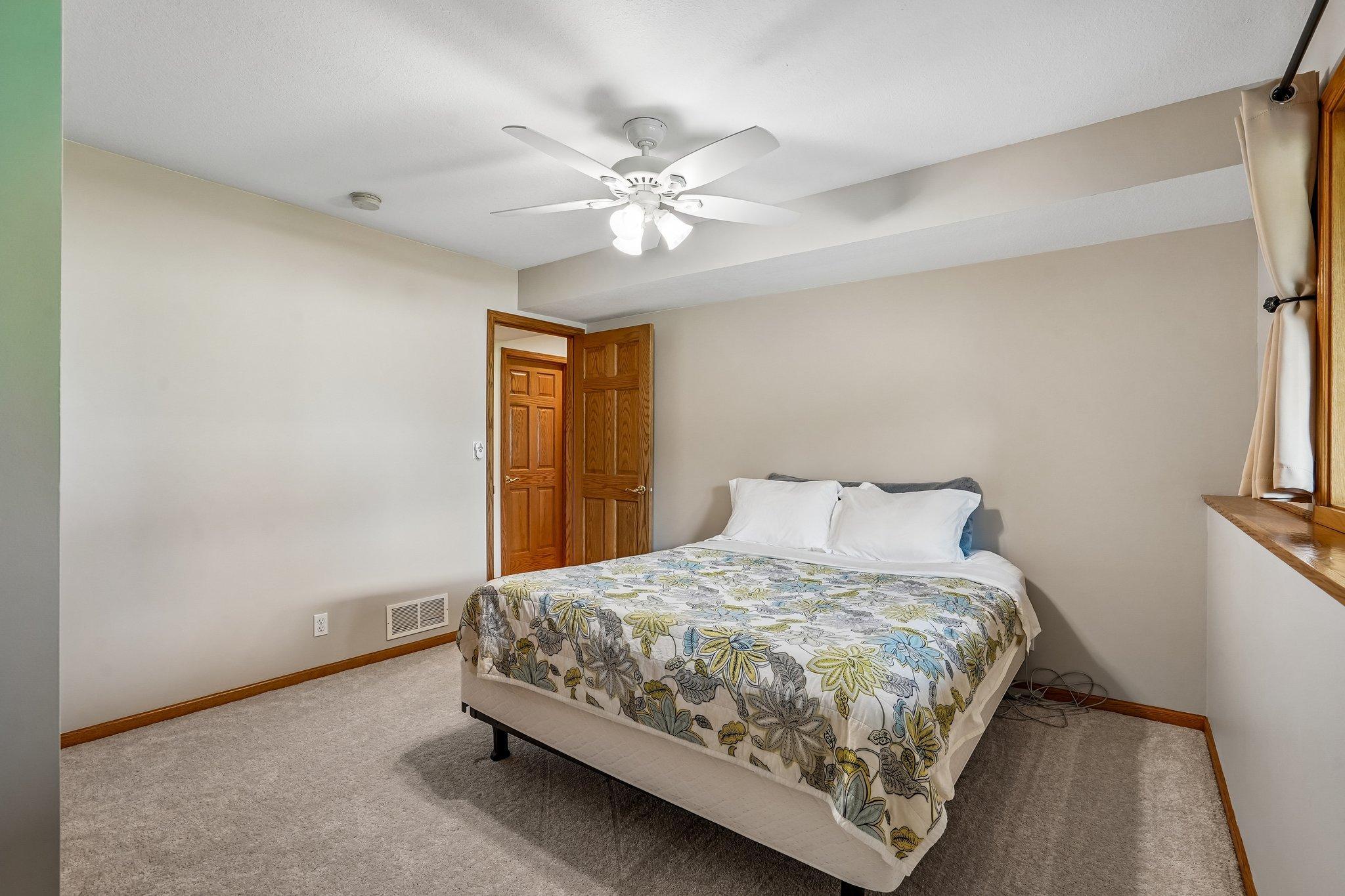 38-web-or-mls-Laurene Ave-S1905-038.jpg