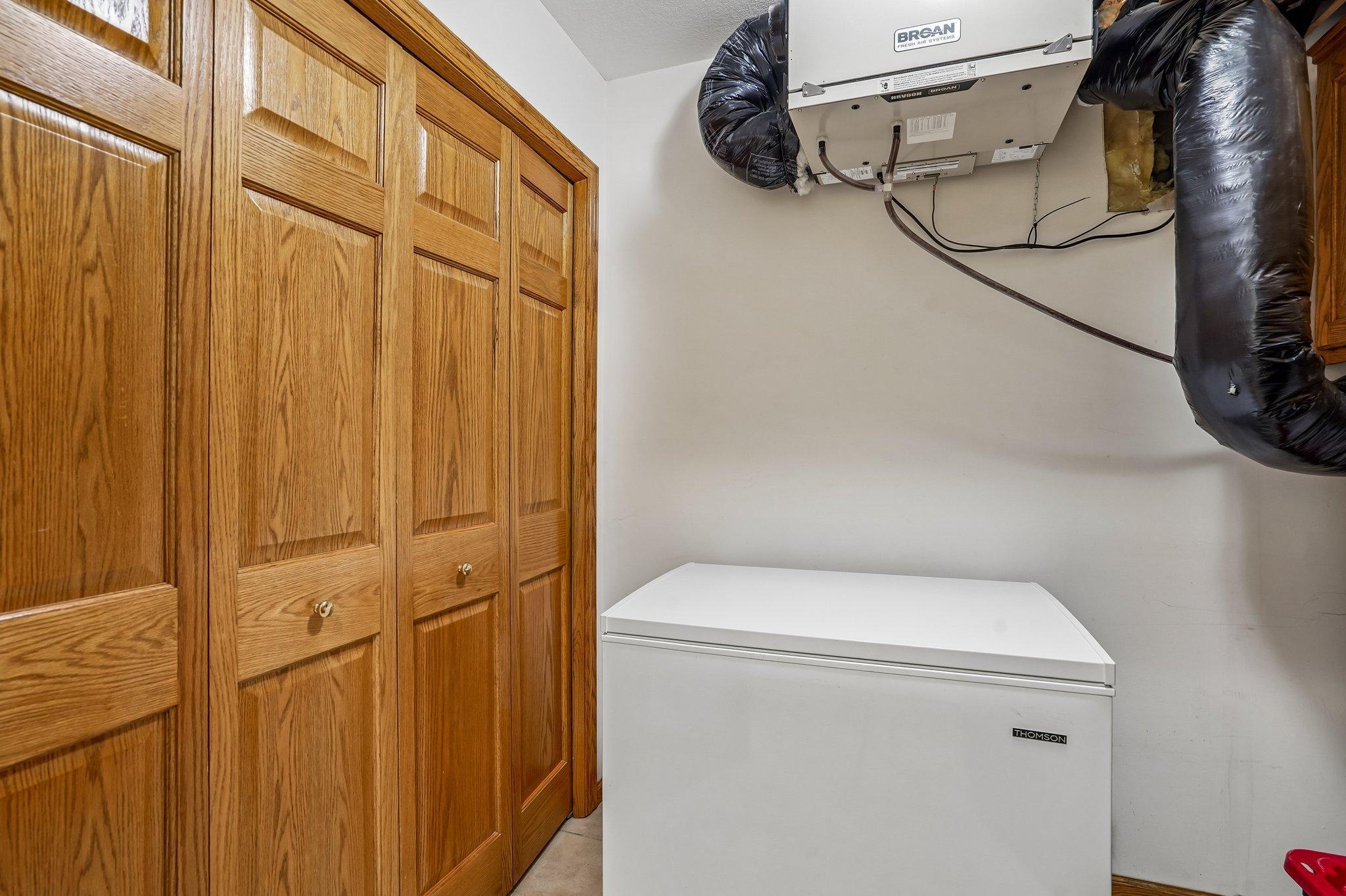 39-web-or-mls-Laurene Ave-S1905-039.jpg