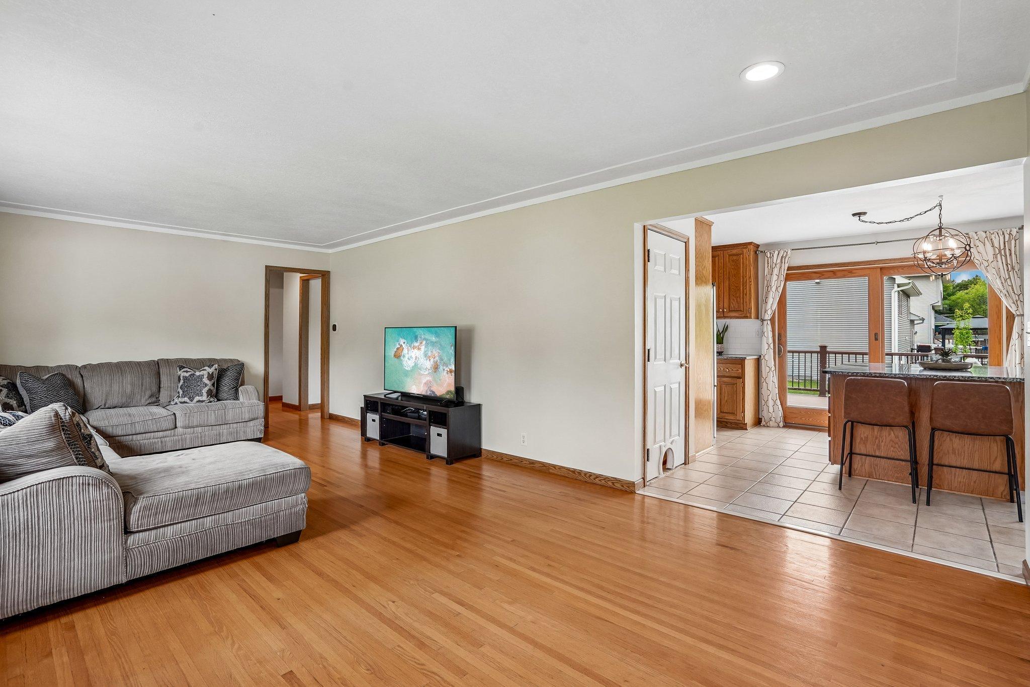 6-web-or-mls-Laurene Ave-S1905-006.jpg